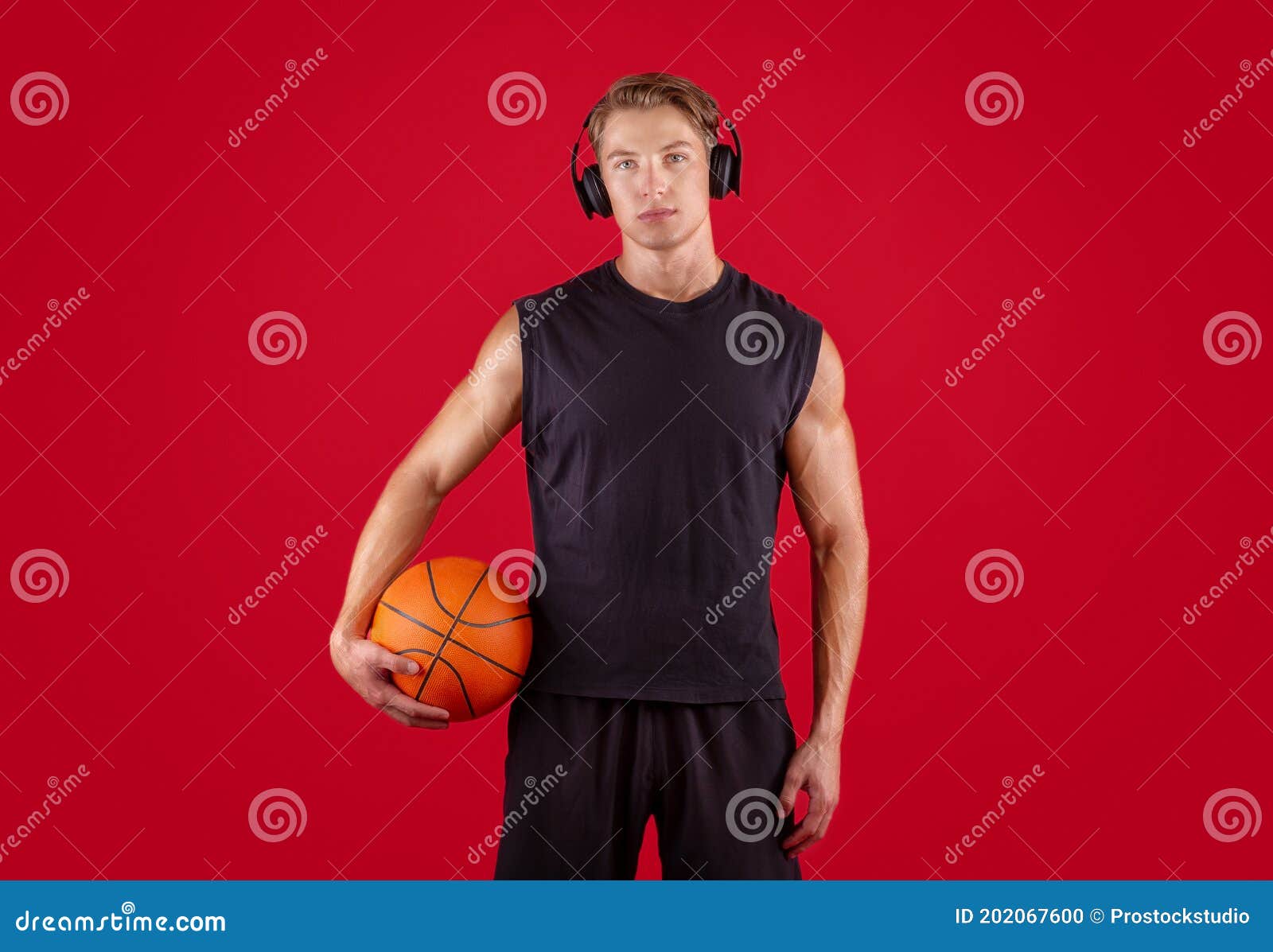 Jogador De Basquete Milenar Atraente Ouvindo Música Usando Fones