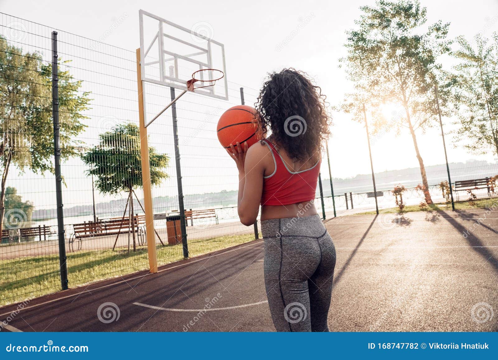 Jovem e mulher jogando basquete na quadra — Duas pessoas