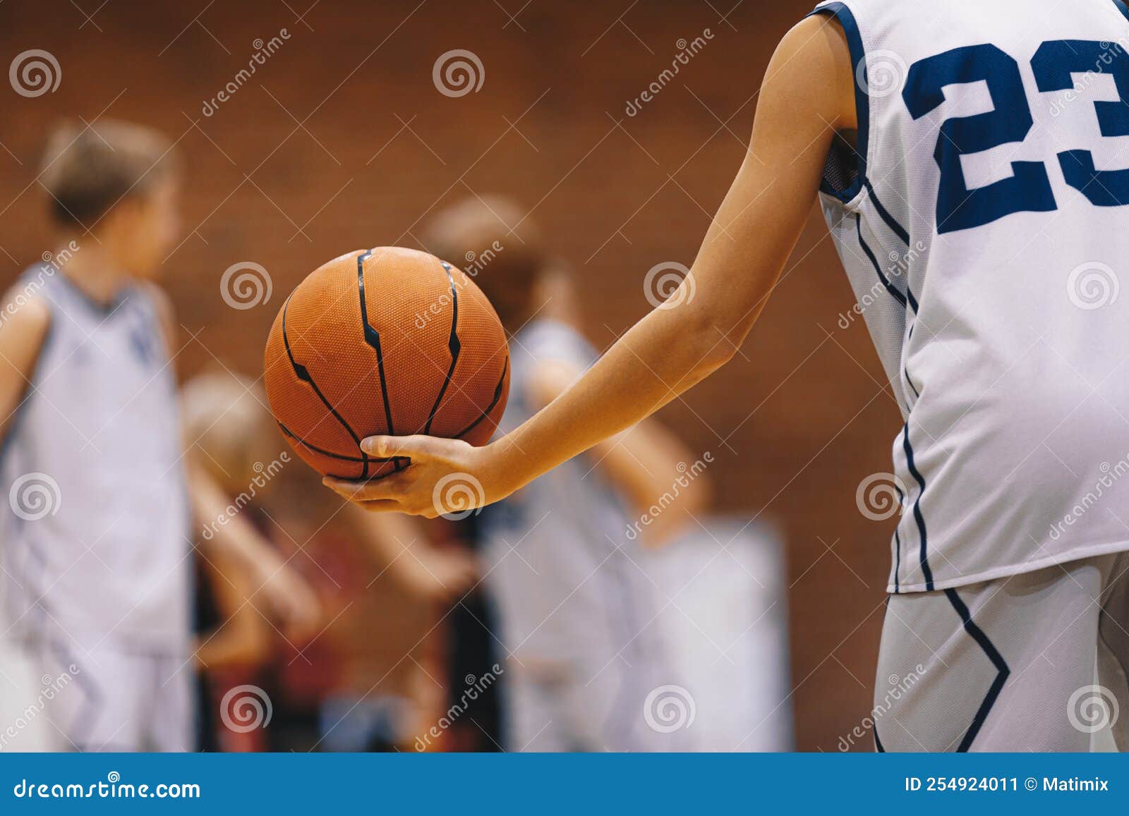 Jogador de basquete com um jogo de bola