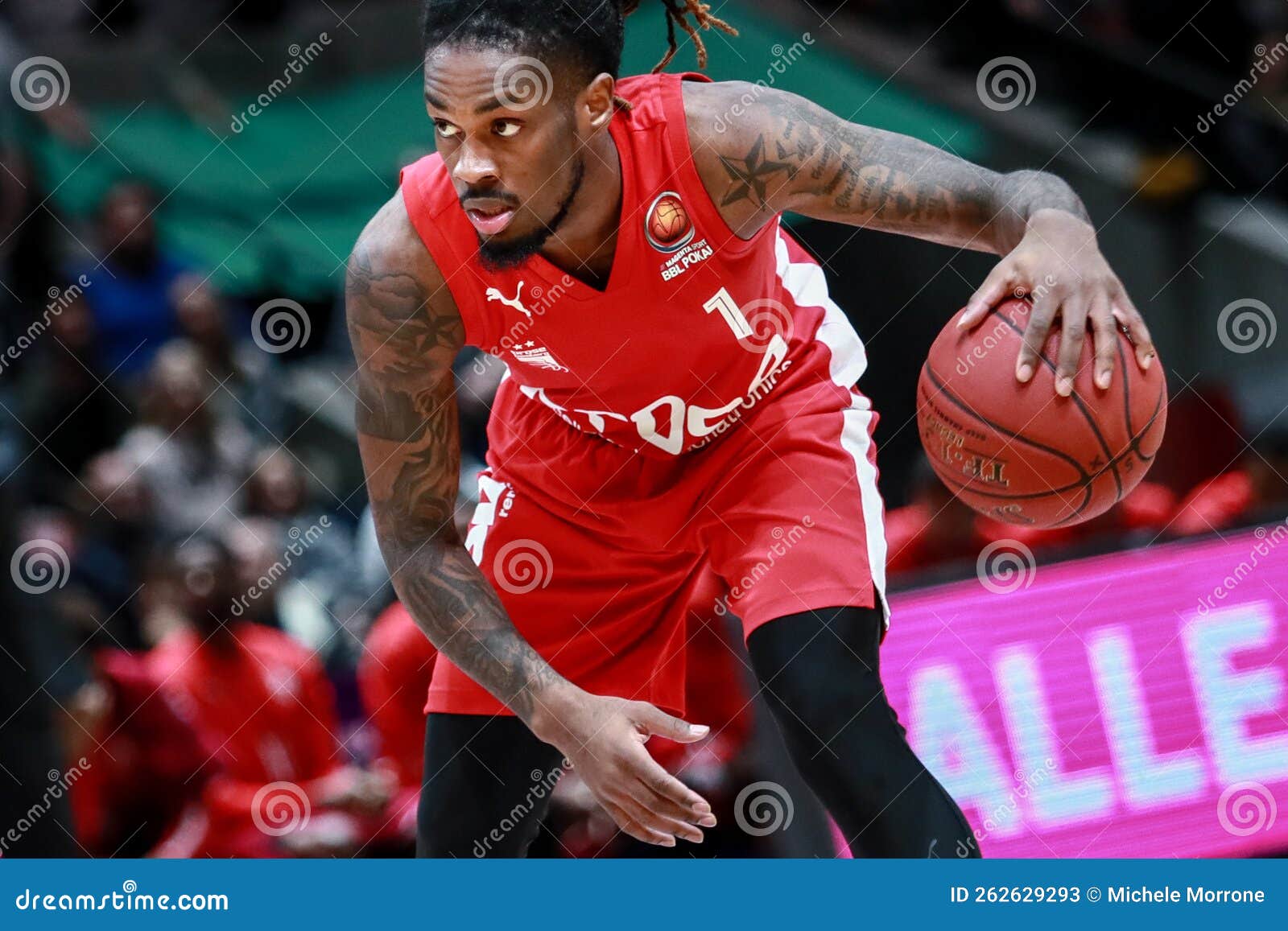 Jogador De Basquete Paris Lee Em Ação Durante O Jogo De Basquetebol Bbl  Pokal Foto de Stock Editorial - Imagem de jogos, atleta: 262629293