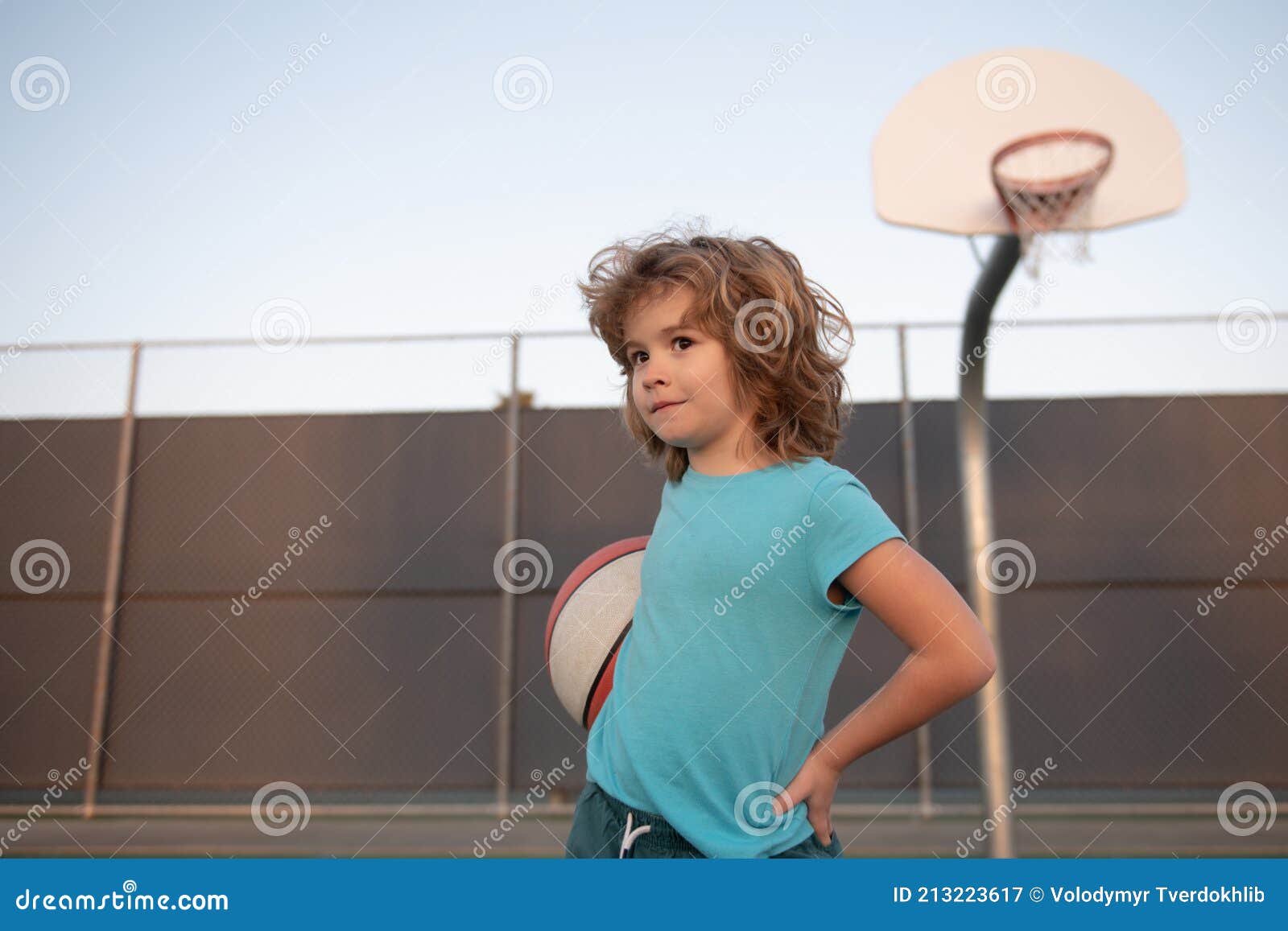 Jovem praticando esportes, jogando basquete ao nascer do sol