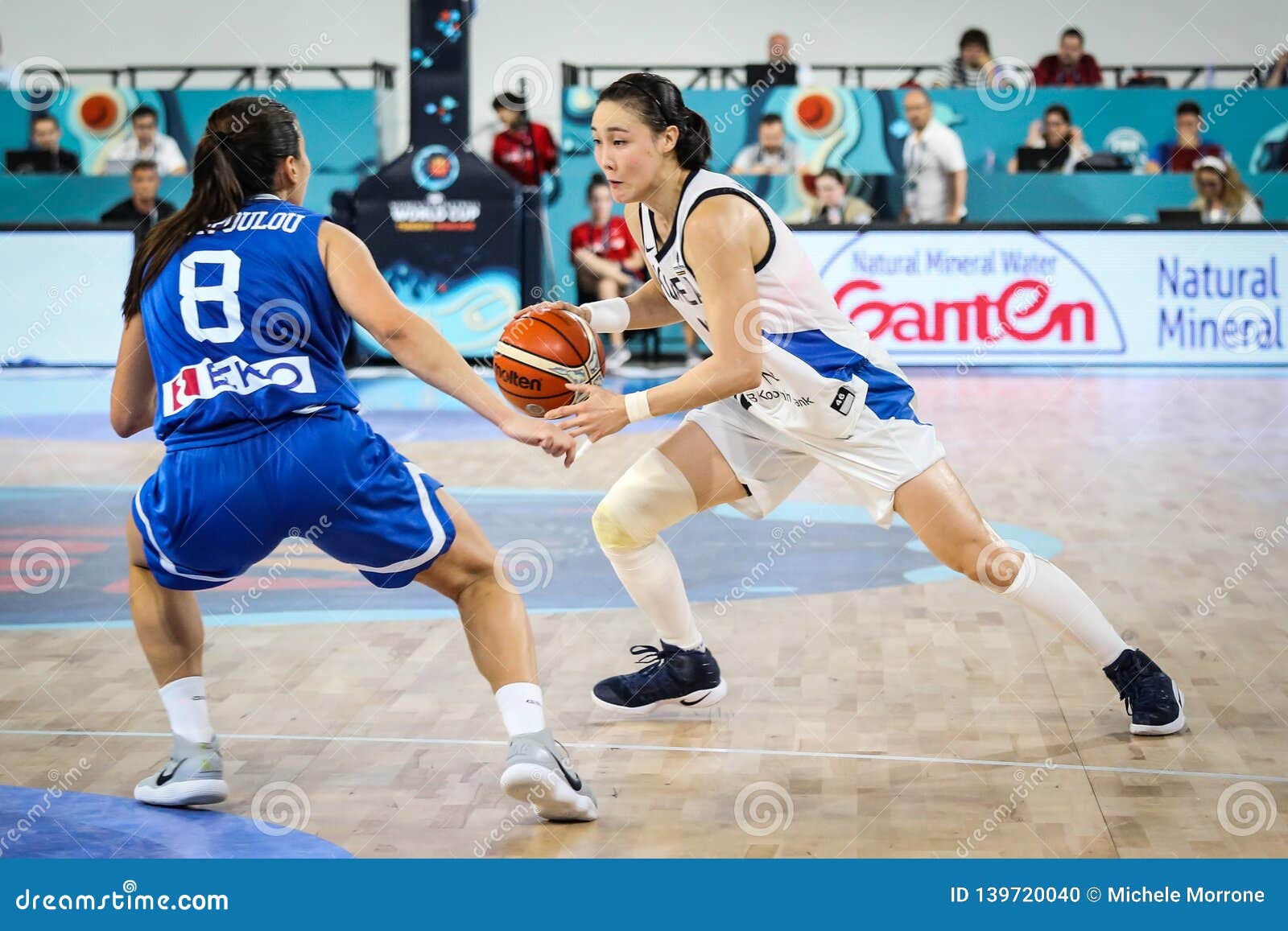 Jogador De Basquetebol Fêmea Na Ação Durante O Fósforo De Basquetebol  COREIA Contra GRÉCIA Imagem Editorial - Imagem de coreia, meninas: 139720040