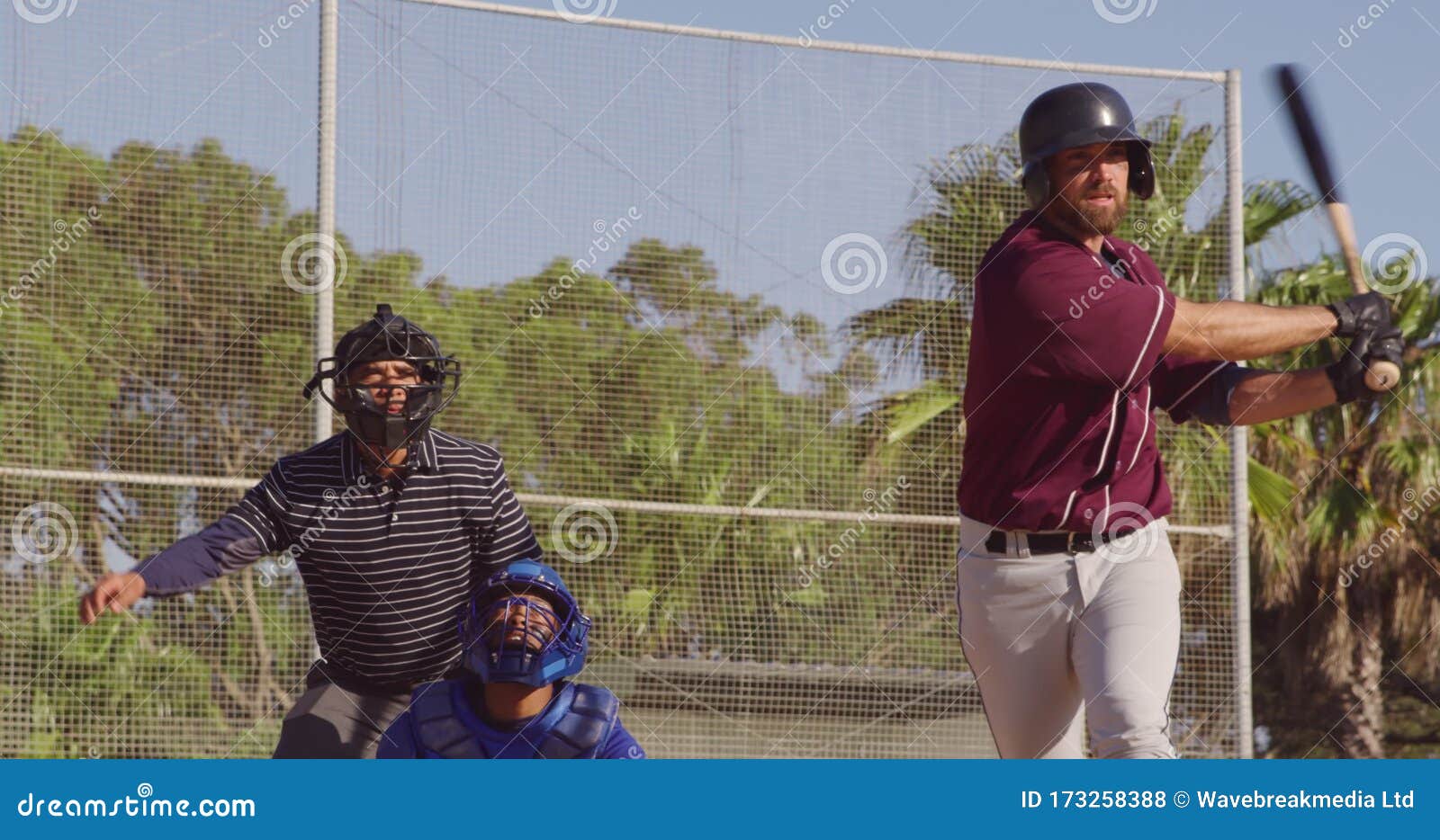 Estou salvando esta bola agora jogador estocada, jogo de defesa o único  homem caucasiano em forma que joga tênis