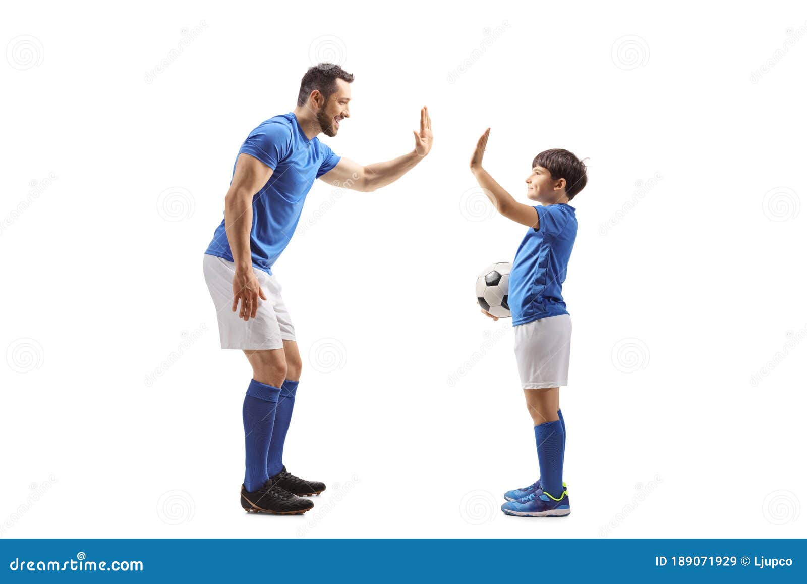 Dois Jogadores De Futebol Correndo E Dando Pontapés. Jogadores De Futebol  Adultos Competem No Jogo De Futebol Foto de Stock - Imagem de verde, duelo:  211382810