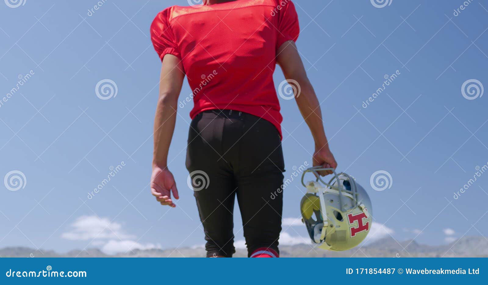 Vista Traseira De Baixo Ângulo De Um Jogador De Futebol Masculino