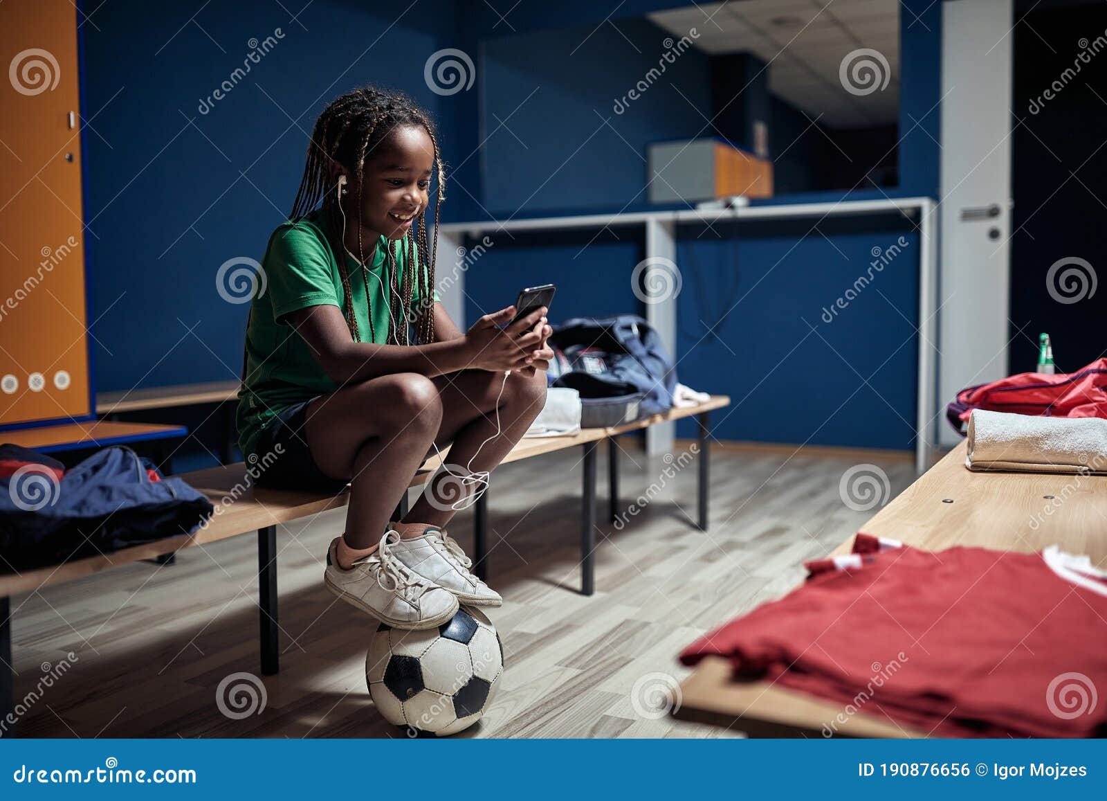 Jogador De Futebol Antes De Treinar Escutar Música Em Fonegirl Escutar  Música No Telefone Na Sala De Vestiários Foto de Stock - Imagem de  aprendizagem, jogo: 190876656