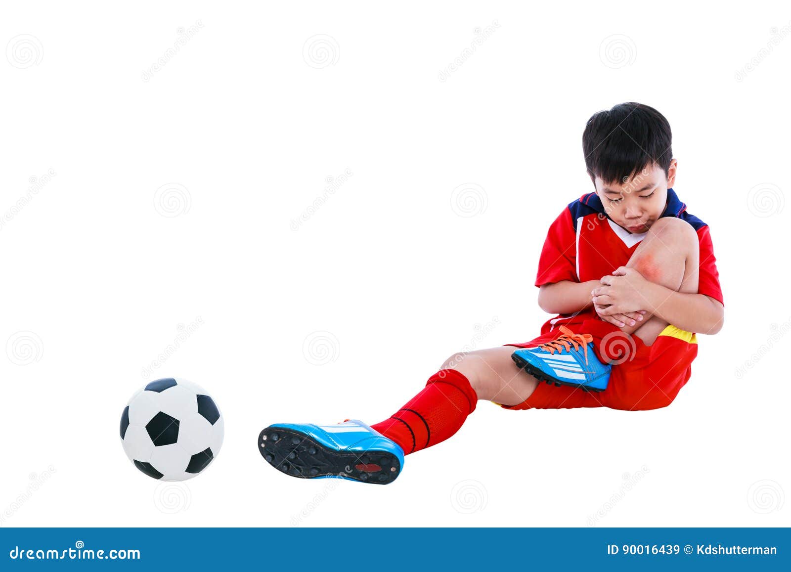 Criança A Jogar Futebol. Um Rapaz Asiático A Dar Pontapés No Ssoccer  Vermelho. Foto Royalty Free, Gravuras, Imagens e Banco de fotografias.  Image 199633197