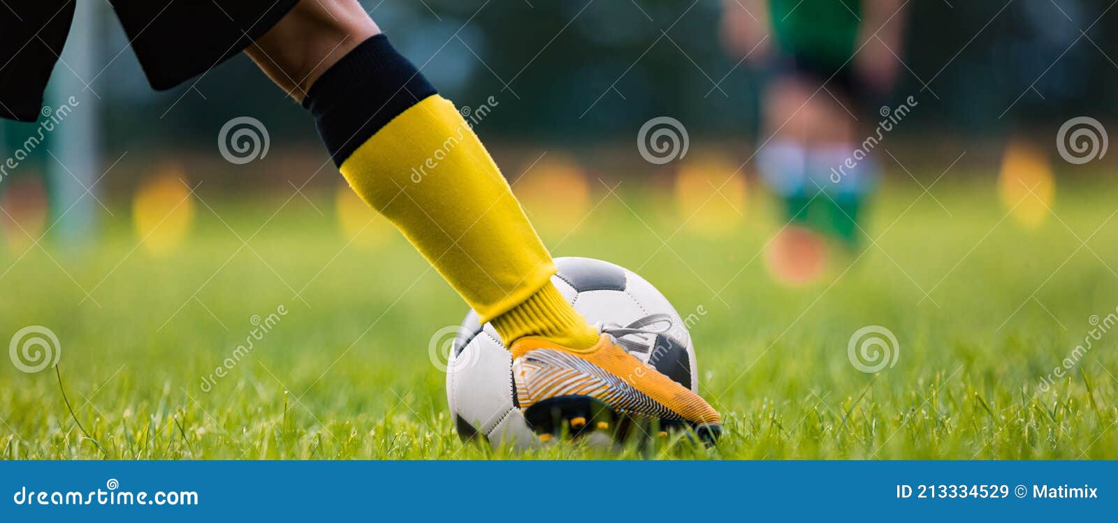 Um Jovem Jogador De Futebol Machucou Sua Perna Durante O Jogo E Bola No  Campo. Lesão Infantil No Conceito Desportivo. Cópia Foto de Stock - Imagem  de joelho, futebolista: 176890416