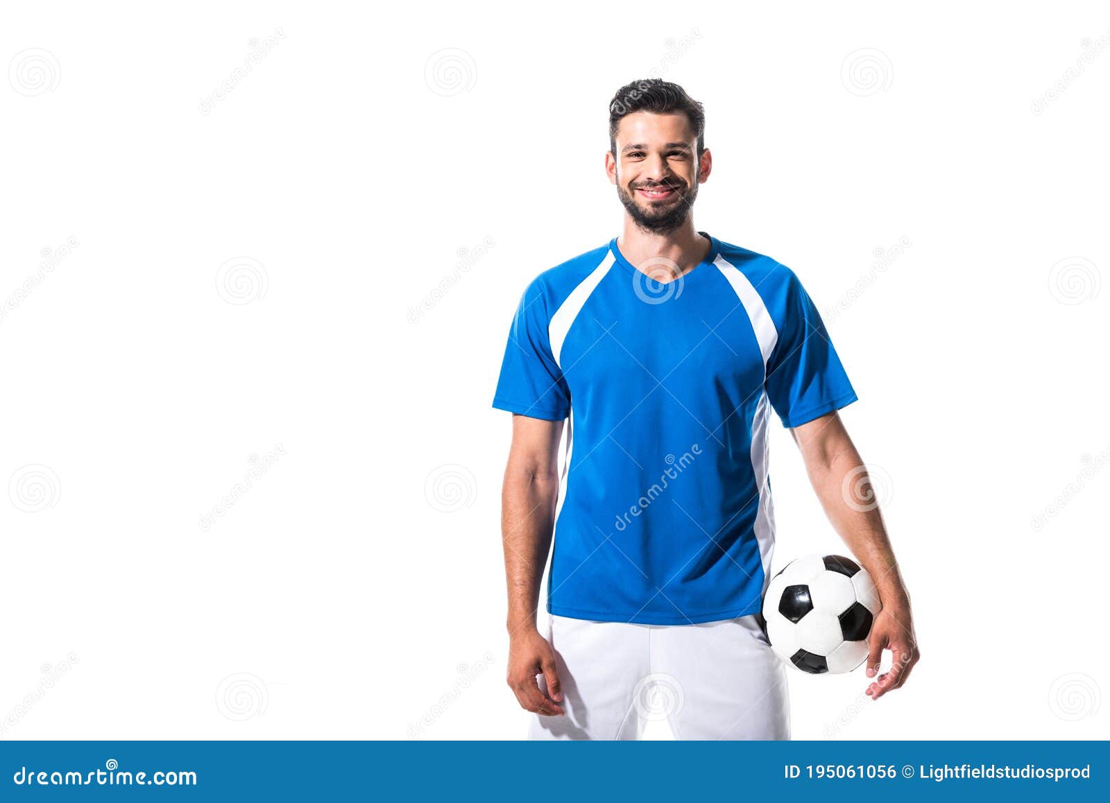 Jogador de futebol forte com bola de futebol e sorrindo em fundo branco  isolado