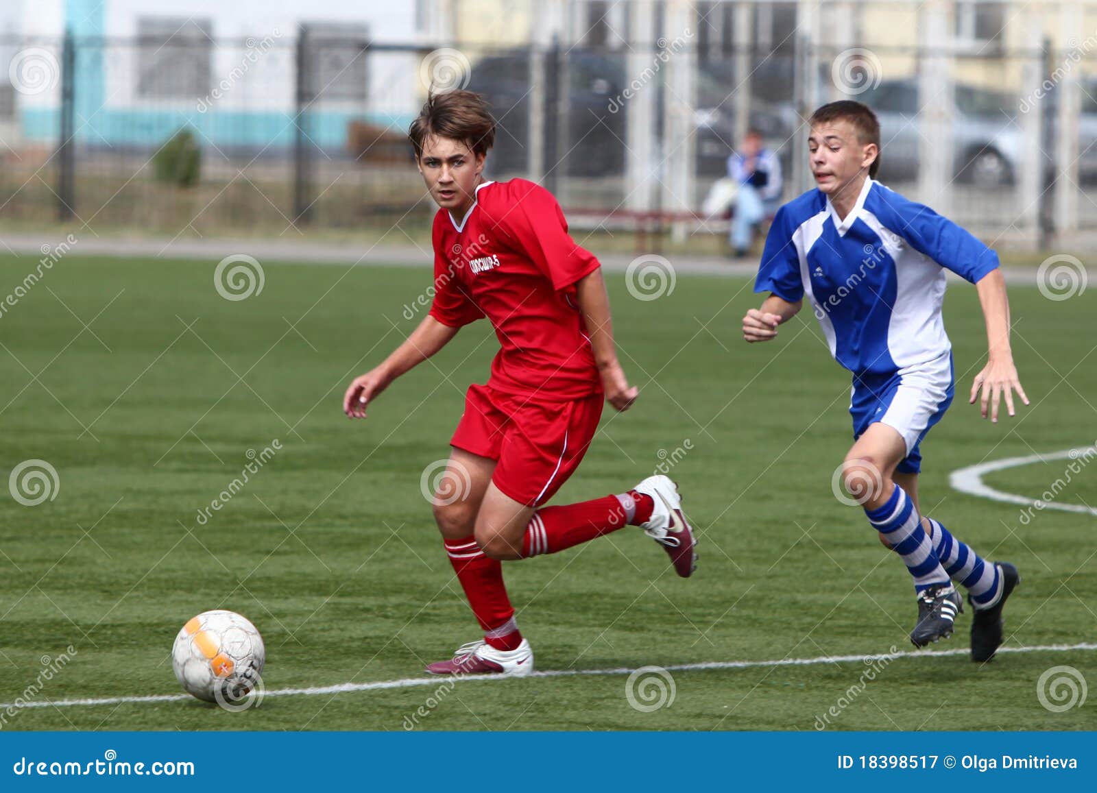 Jogador de futebol com esfera. 20 agosto 2010, Belgorod, Rússia, o final da superioridade de Chernozemje, equipe mais amável do futebol 1996 anos de nascimento