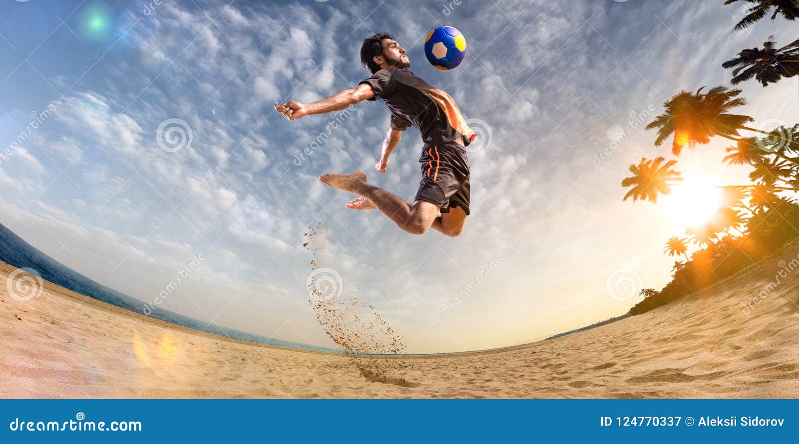 Jogador De Futebol Da Praia Na Ação Ângulo Largo Da Praia Ensolarada Imagem  de Stock - Imagem de oceano, atleta: 124770337