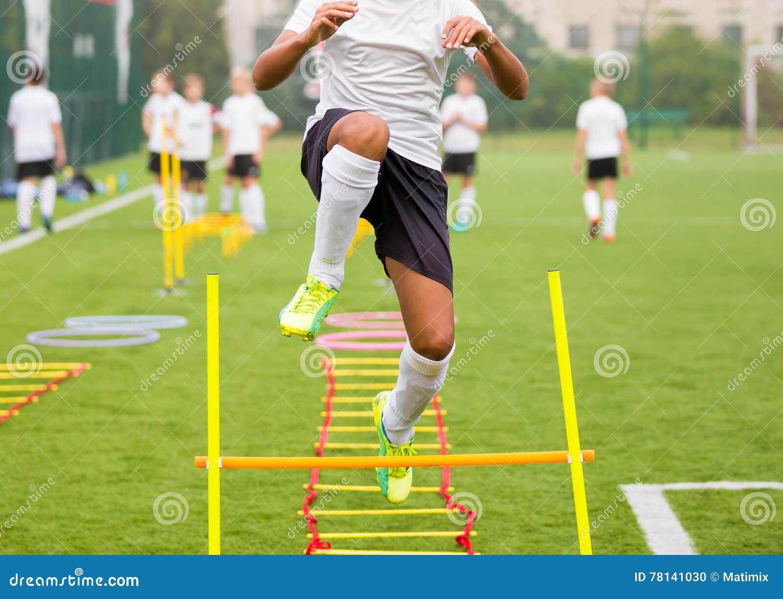 Jogador De Futebol Do Menino No Treinamento Jogadores De Futebol Novos Na  Sess?o De Pr?tica Foto de Stock - Imagem de playground, passo: 146862874