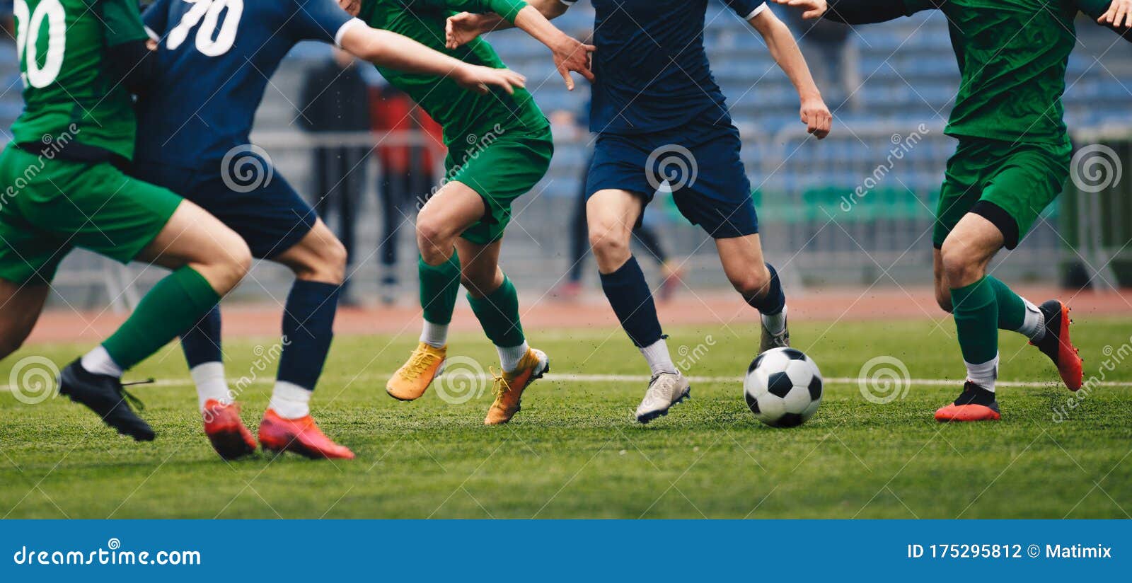 Dois Futebol Masculino, Jogadores De Futebol Driblando Bola No