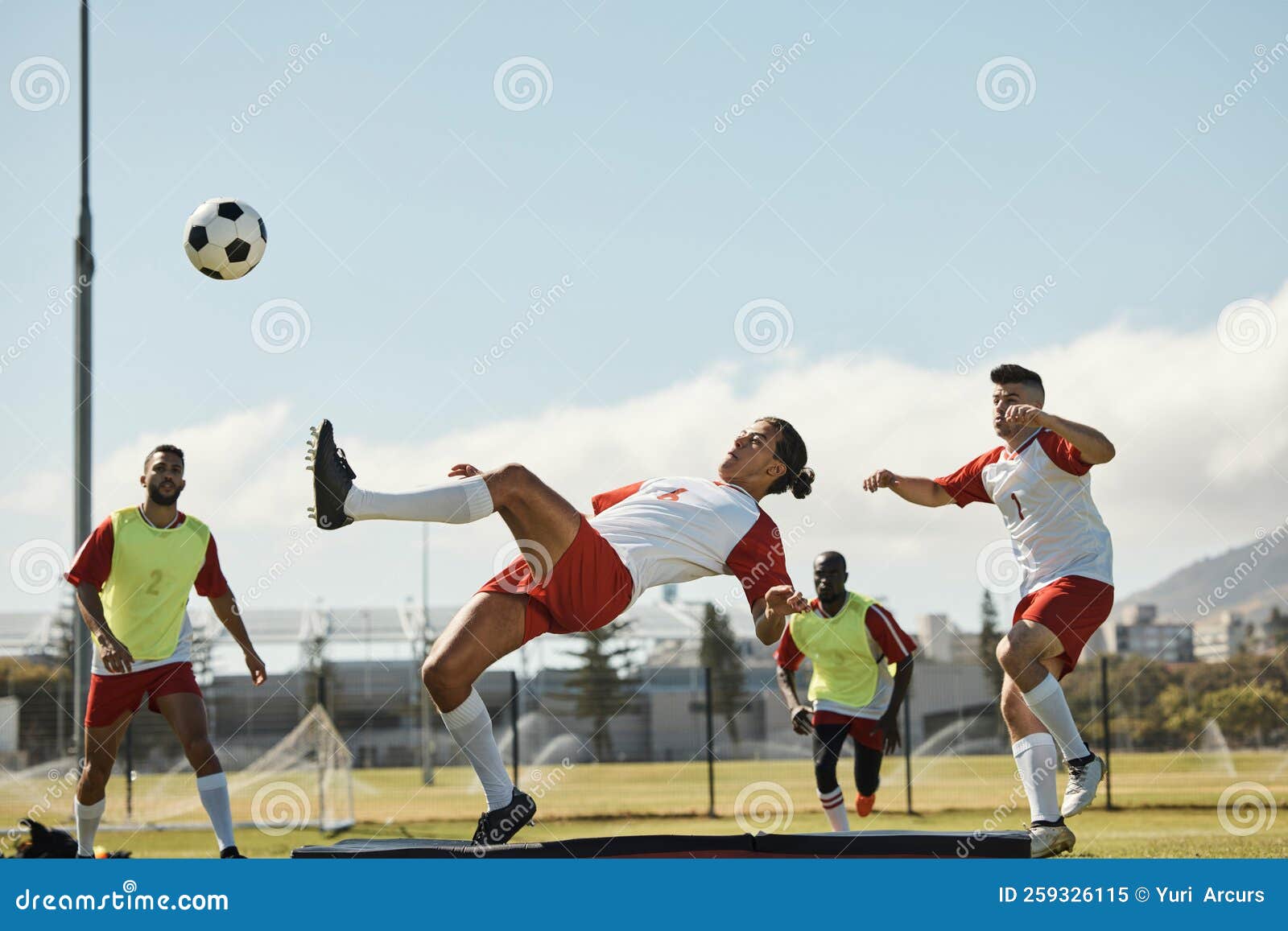 Jogo De Futebol Para Crianças. Crianças Que Jogam O Jogo Do Torneio De  Futebol. Meninos Que Correm E Chutam O Futebol No Campo De Esportes. Dois  Jogadores De Futebol Da Juventude Competem