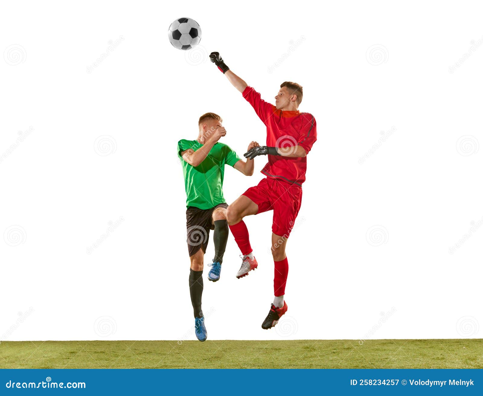 Jogador de futebol ou futebol em fundo branco com grama. jovem