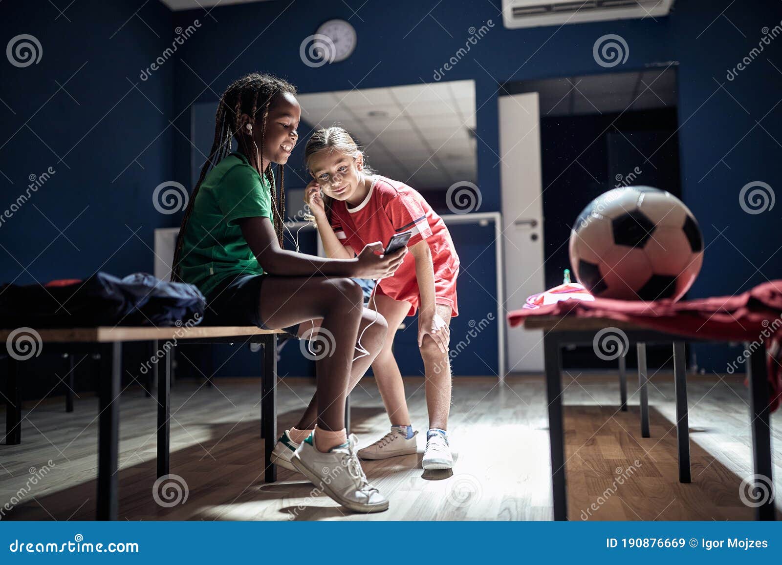 Jogador De Futebol Feminino Antes De Treinar Escuta Música No Telefone Na  Sala De Vestiários Imagem de Stock - Imagem de copo, futebol: 190876669