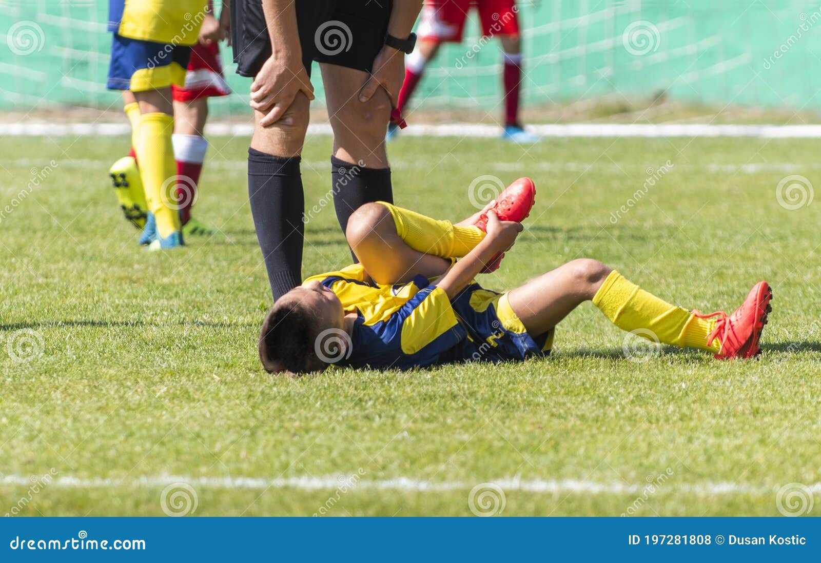 Um Jovem Jogador De Futebol Machucou Sua Perna Durante O Jogo E