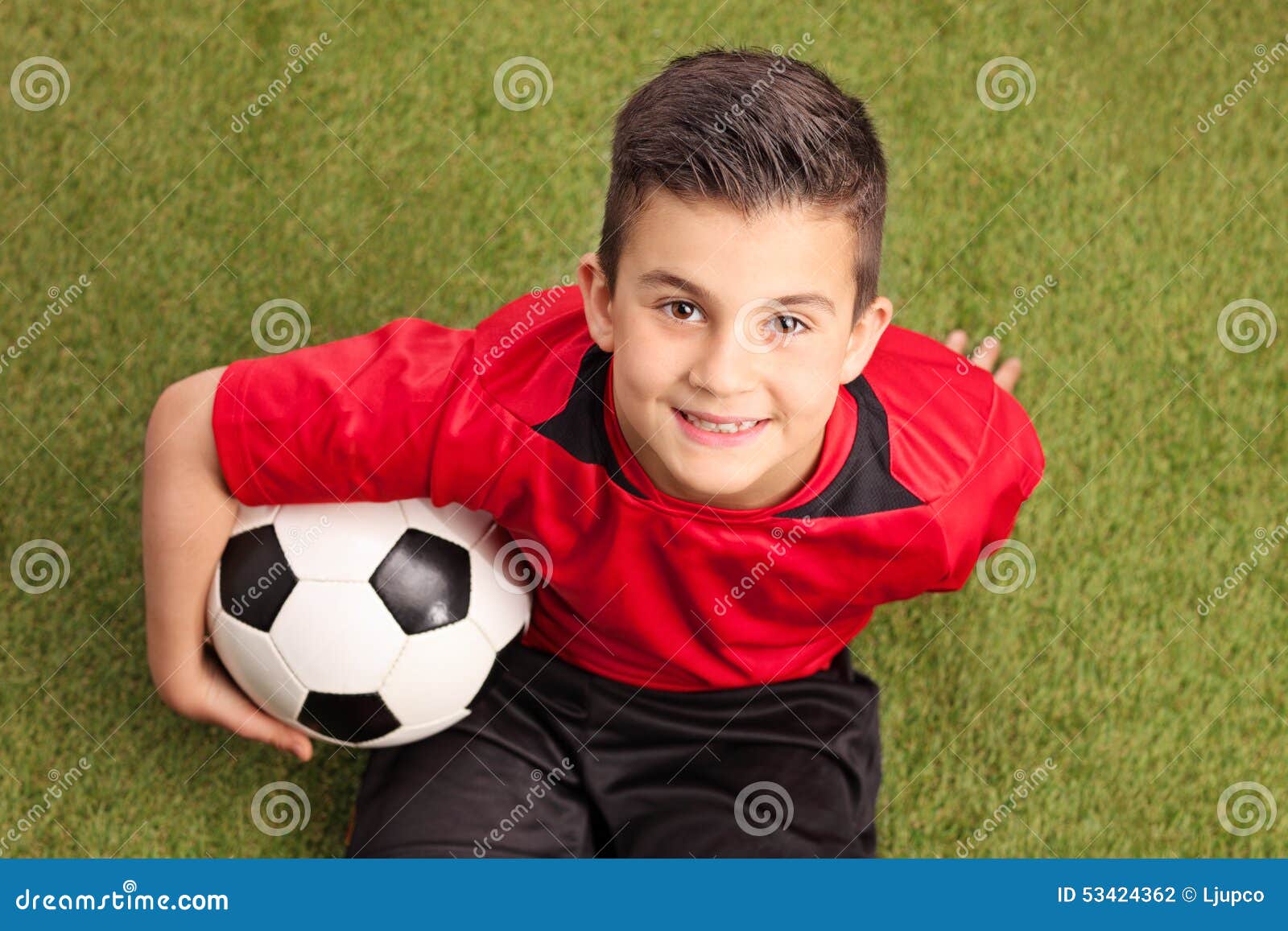 Jogador de futebol de alto ângulo no campo