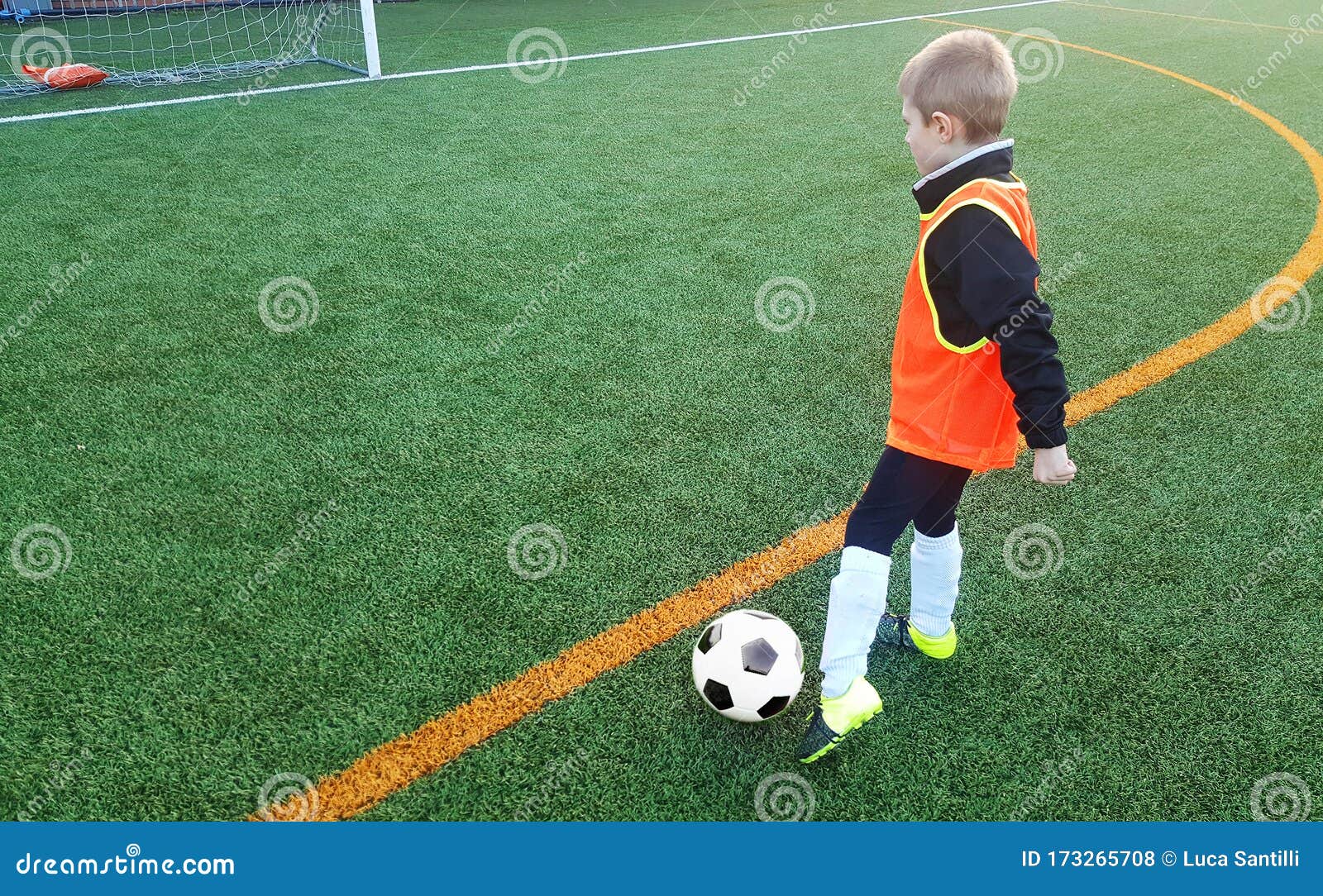 Meninos Jogando Bola De Futebol No Local De Treinamento. Jovem