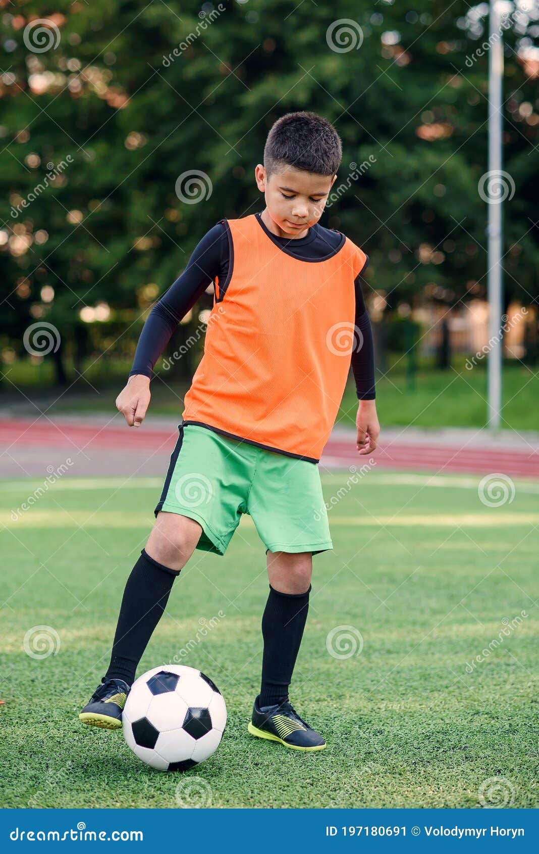 Homens Jogando Futebol No Campo De Grama Verde · Foto profissional gratuita