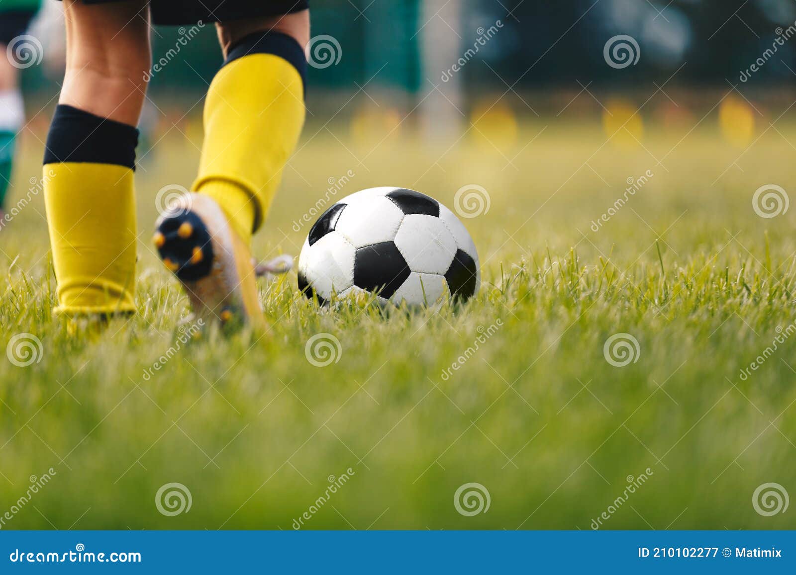 Meninos Jogando Bola De Futebol No Local De Treinamento. Jovem