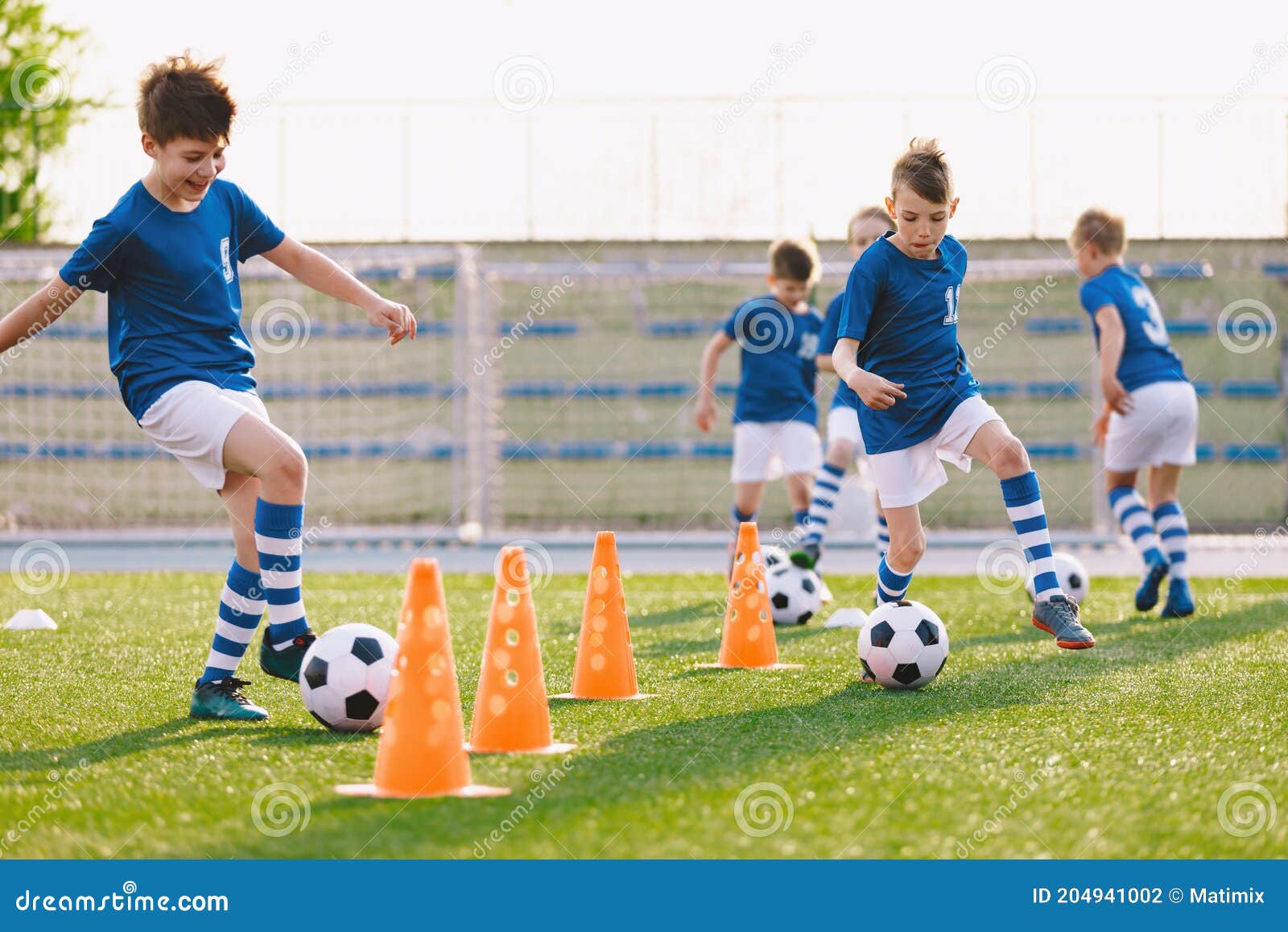 Jogador De Futebol Do Menino No Treinamento Jogadores De Futebol Novos Na  Sess?o De Pr?tica Foto de Stock - Imagem de playground, passo: 146862874