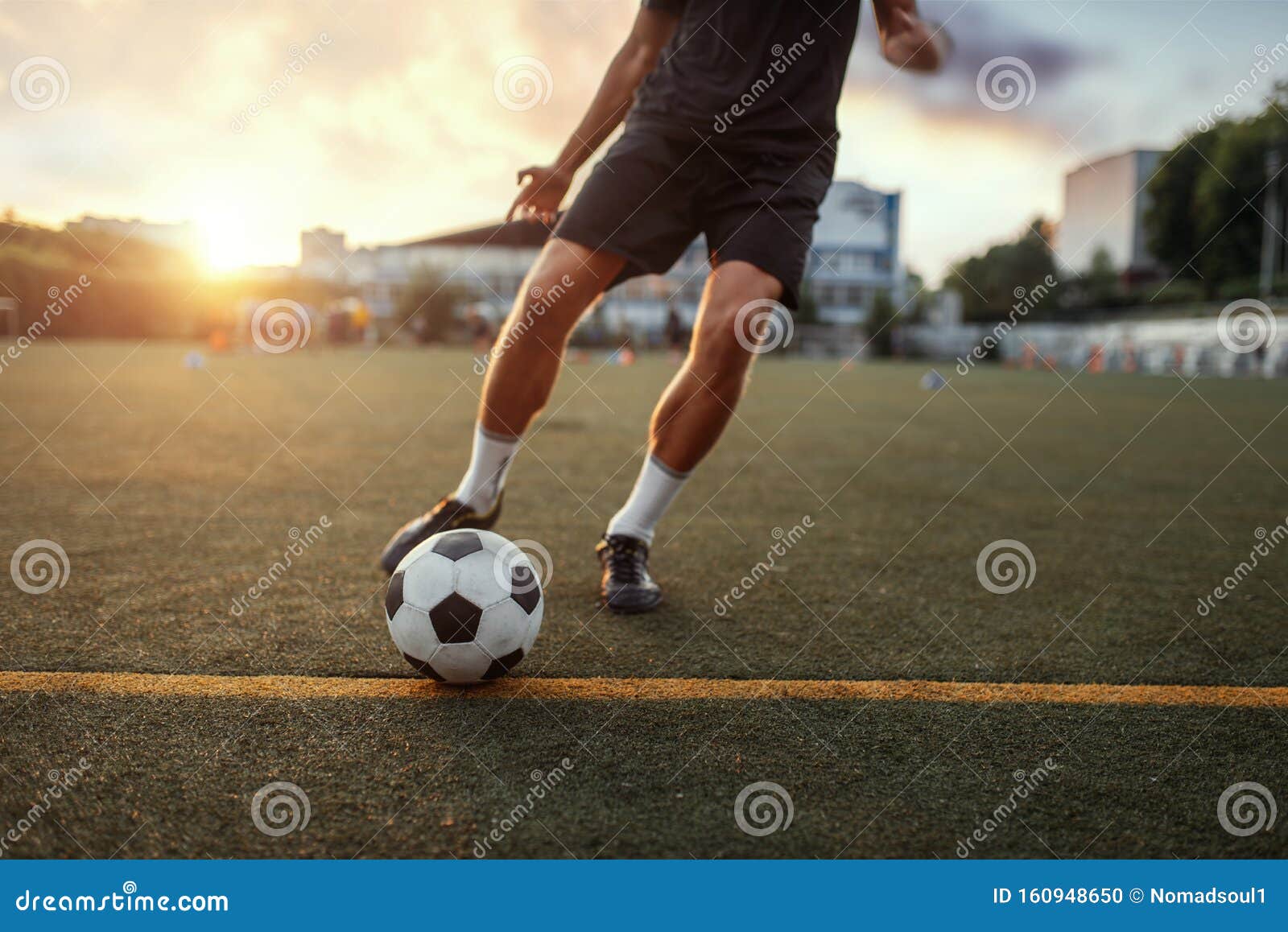 Dois jogadores de futebol masculinos descansando na grama do campo