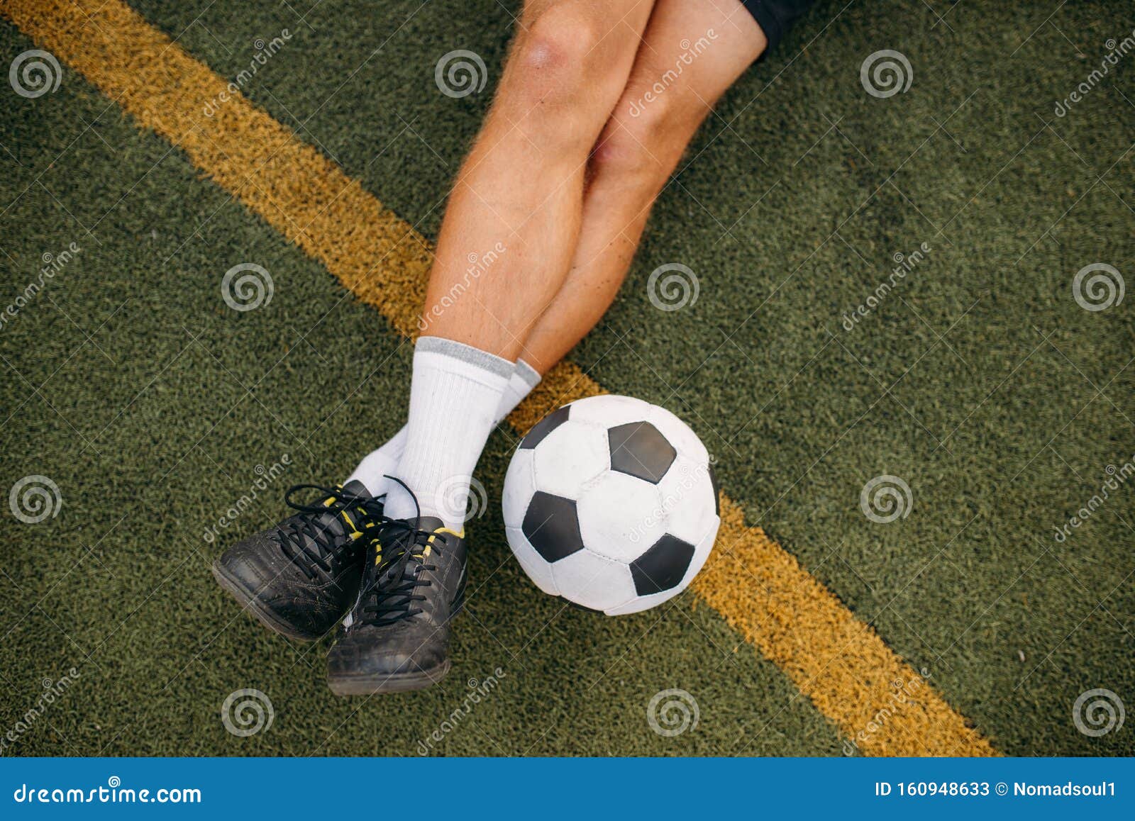 Bola de futebol online, jogador em campo no fundo. jogador de futebol no  estádio ao ar livre, treino antes do jogo, treino de futebol