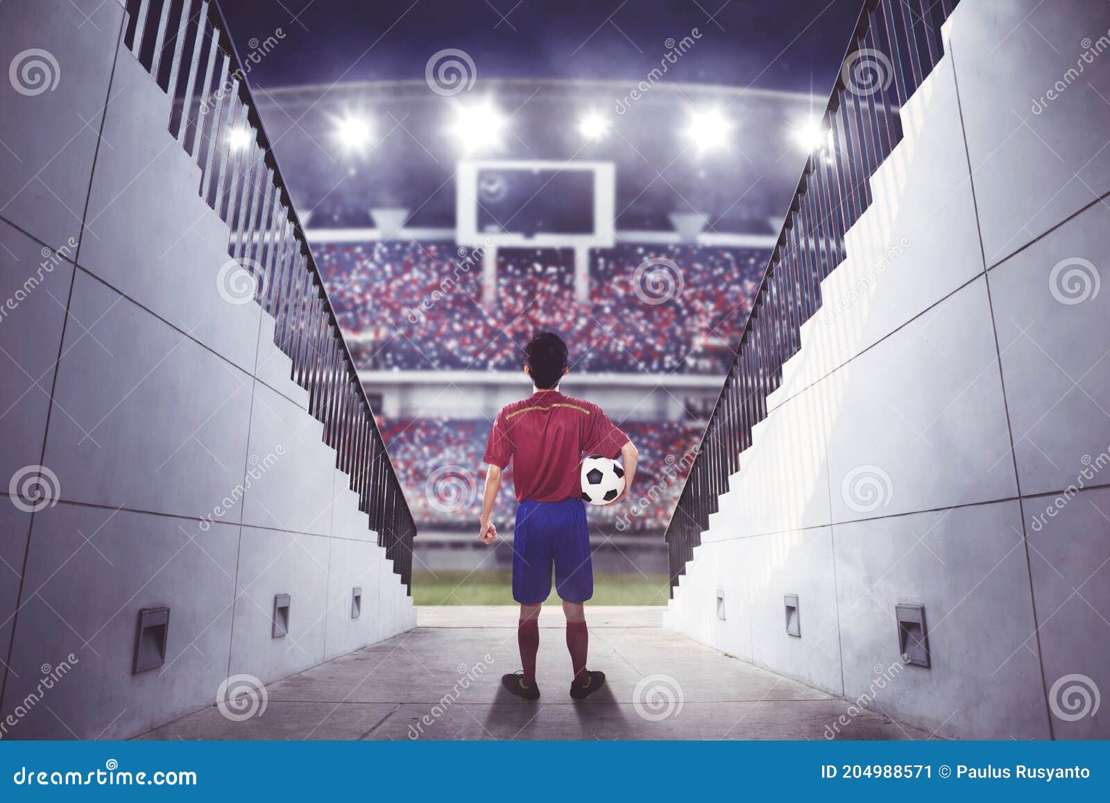 Dois jogadores de futebol masculino, jogadores de futebol driblando bola no  estádio durante o jogo de esporte no estádio cortado. Conceito de desporto  fotos, imagens de © vova130555@gmail.com #535531890