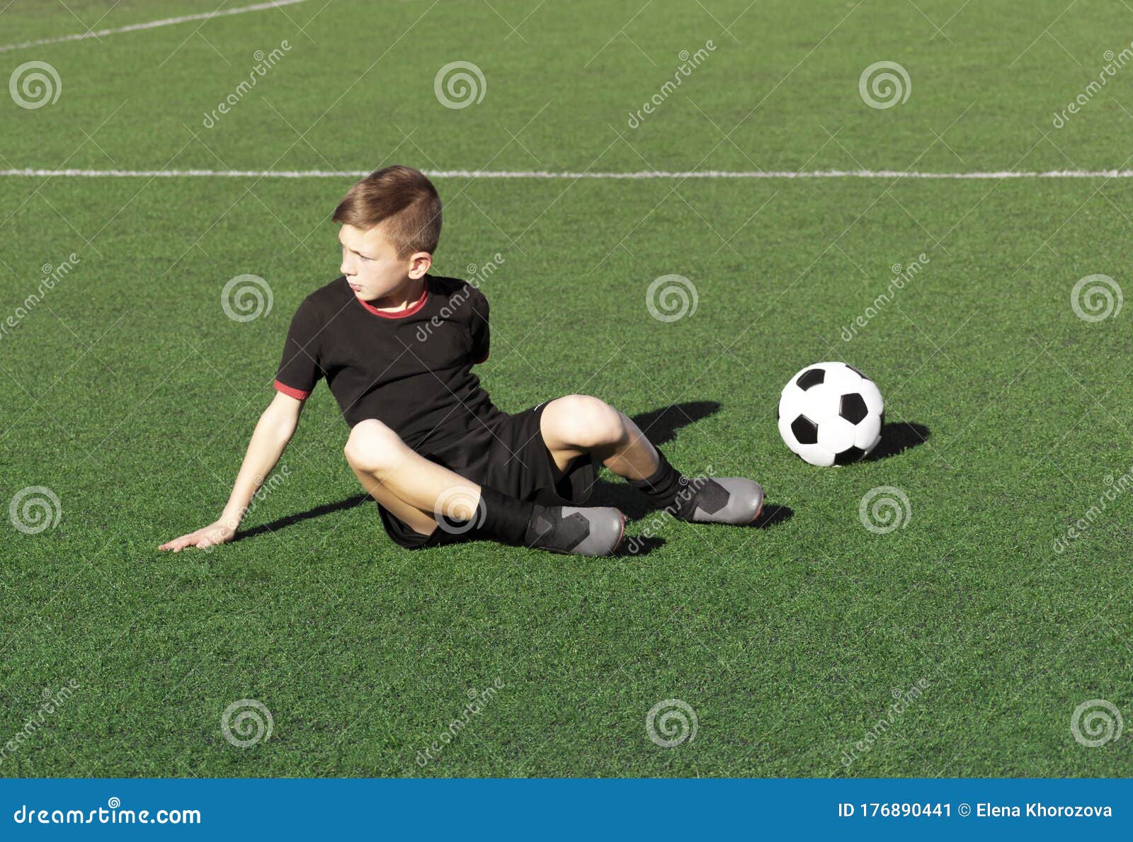 Esporte, treinamento de futebol e pessoas - jogador de futebol jogando com  bola no campo