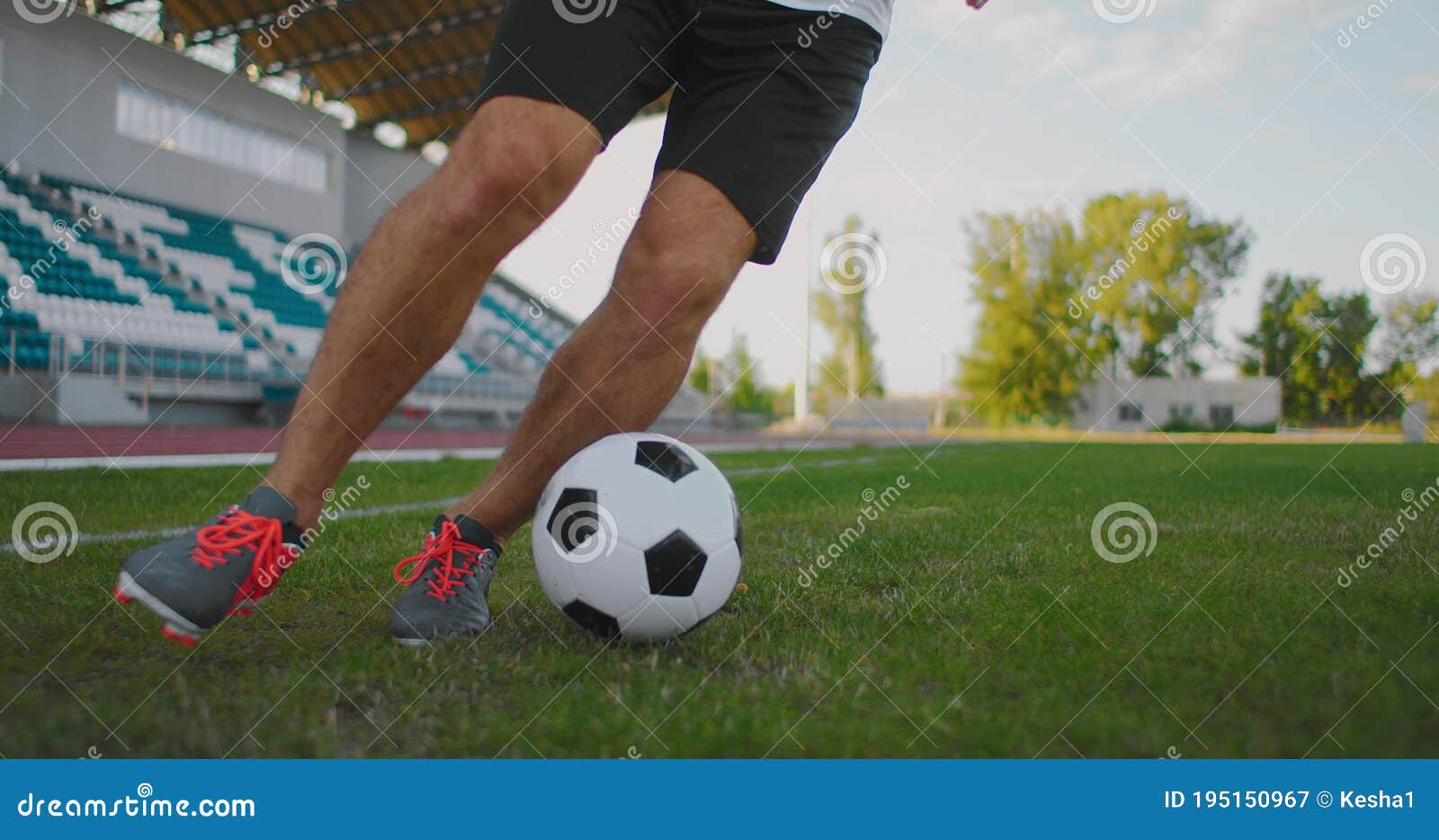 Lentidão : Jogador De Futebol Chutando Uma Bola. Pontapé De Baixo