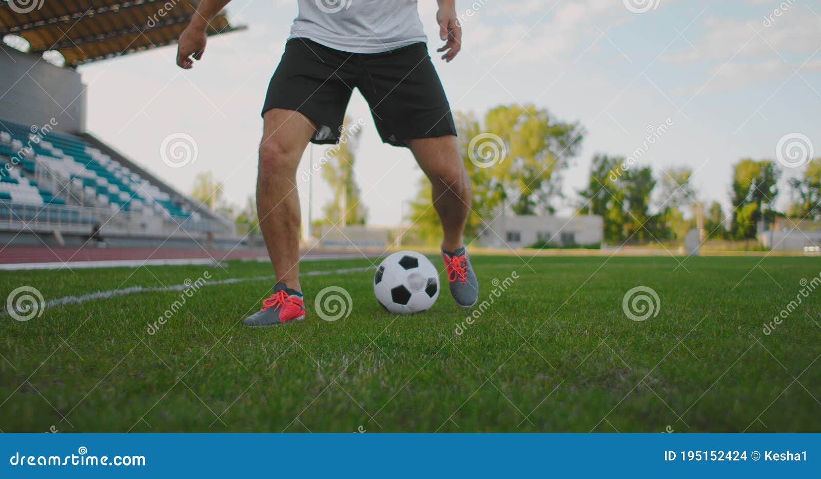 Lentidão : Jogador De Futebol Chutando Uma Bola. Pontapé De Baixo
