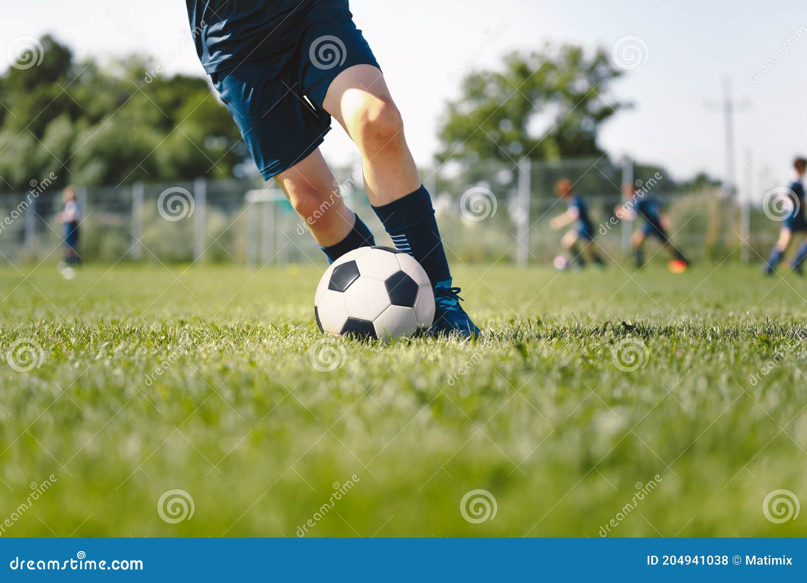 Homem branco chutando bola de futebol ou futebol no jogo de competição.  [download] - Designi