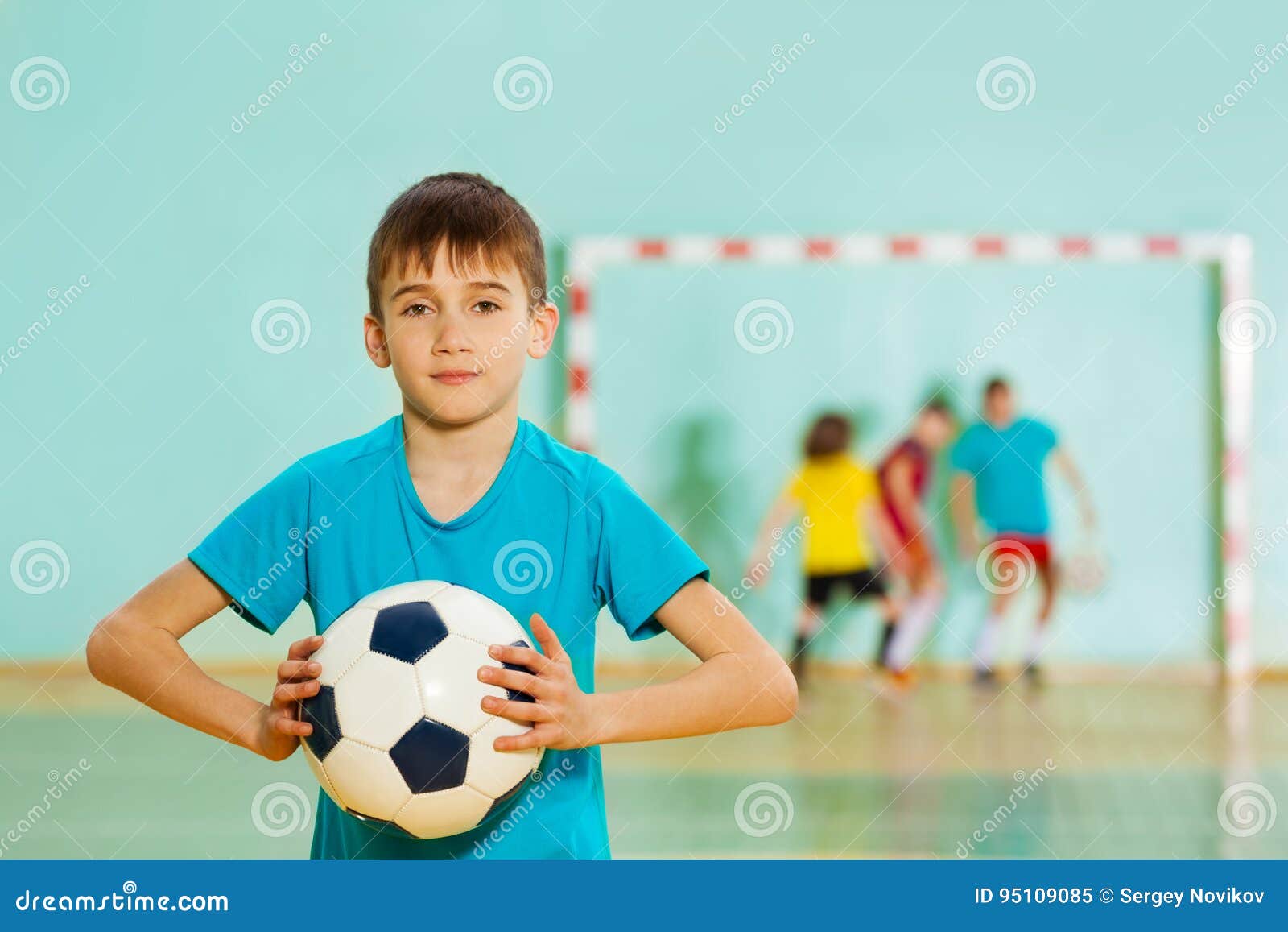 Jogador De Futebol Pronto Para Jogar Com a Bola De Futebol Foto de