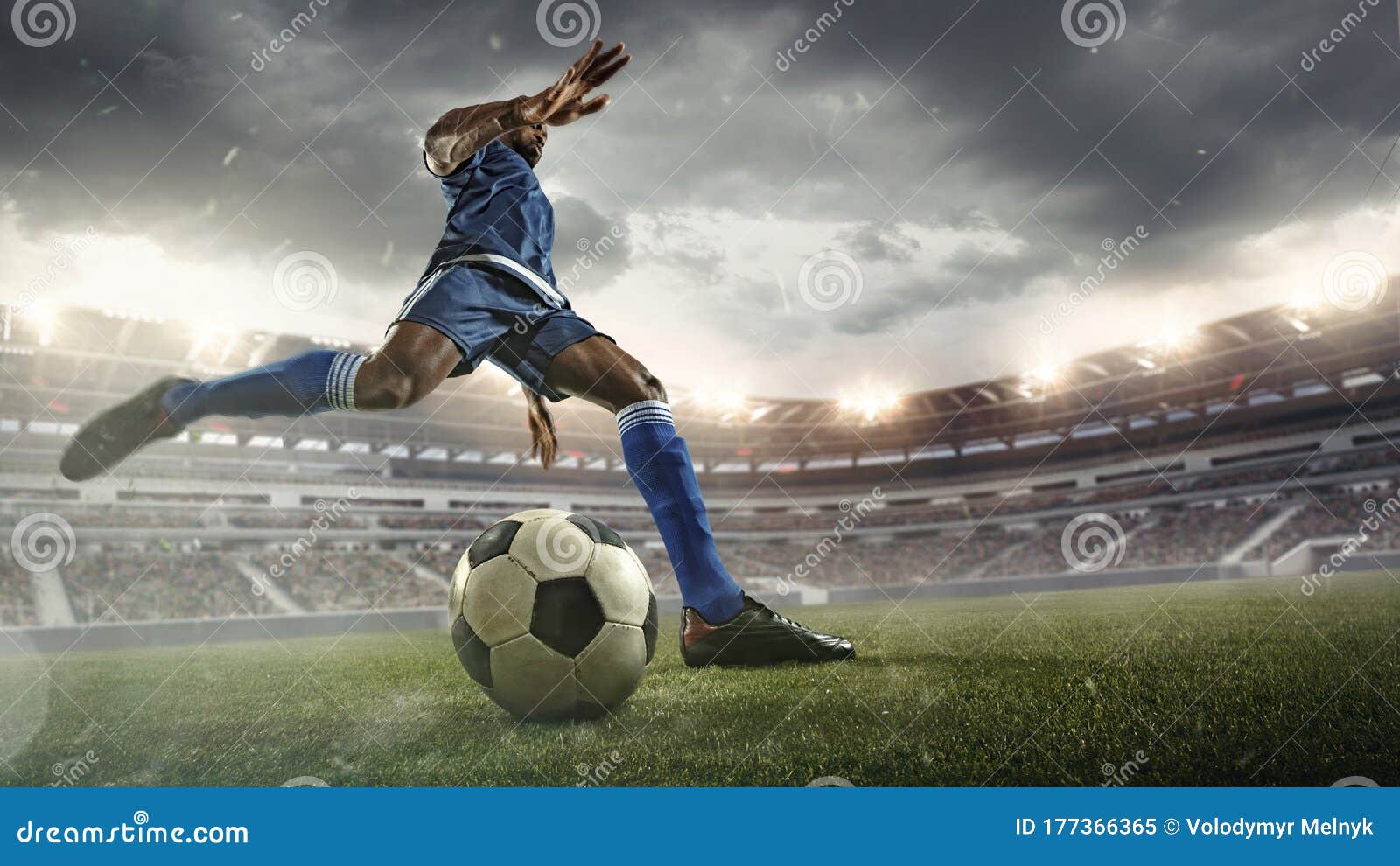 Jogador De Futebol Profissional Bate a Bola Para O Objetivo Vencedor. ângulo  Largo. Futebol. O Conceito De Competição Desportiva Foto de Stock - Imagem  de retrocesso, isolado: 270488802