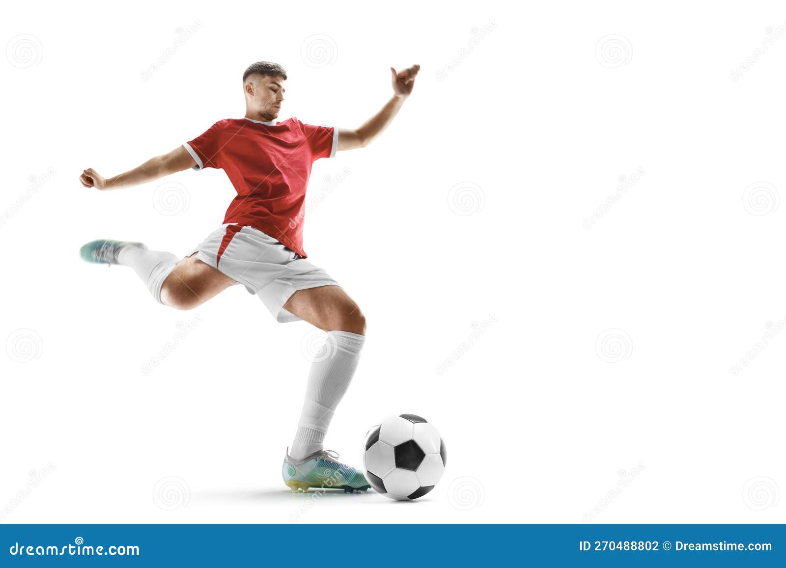 Jogador De Futebol Profissional Bate a Bola Para O Objetivo Vencedor. ângulo  Largo. Futebol. O Conceito De Competição Desportiva Foto de Stock - Imagem  de retrocesso, isolado: 270488802