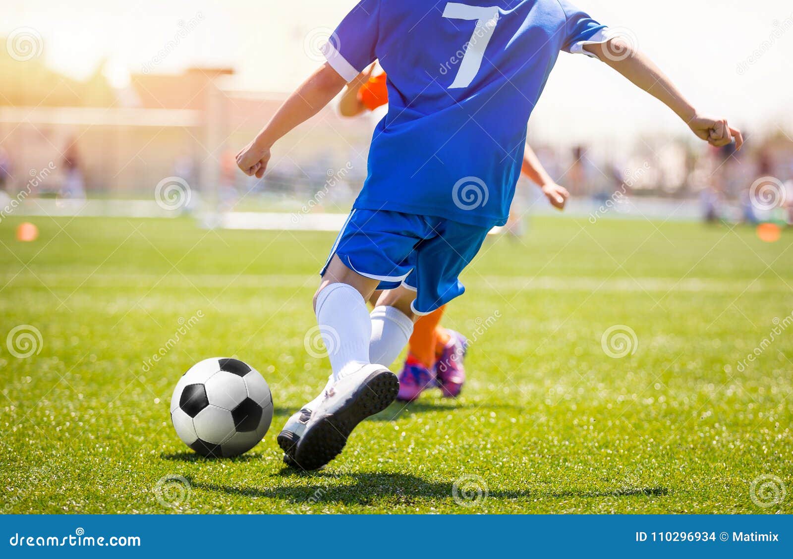 Dois Futebol Masculino, Jogadores De Futebol Driblando Bola No