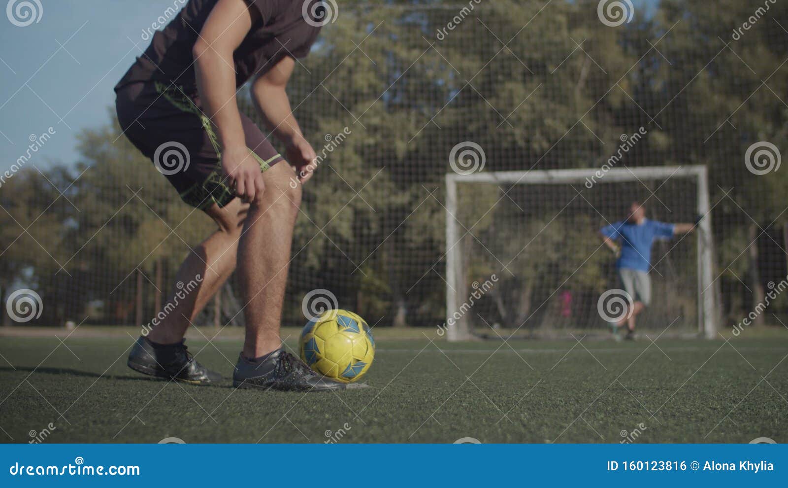 Foto de Vista De Ângulo Baixo De Um Jovem De Pé Com A Bola De
