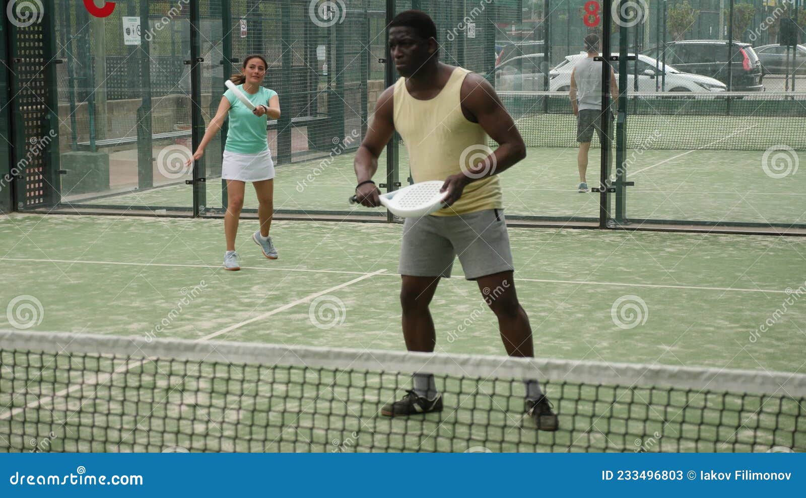 Jovem Mulher Focada Jogando Tênis Com Seu Amigo. Mulher Afro-americana  Competindo Em Um Jogo De Tênis. Jogador De Tênis Profissional Durante Uma  Partida Com Seu Amigo Na Quadra Foto Royalty Free, Gravuras