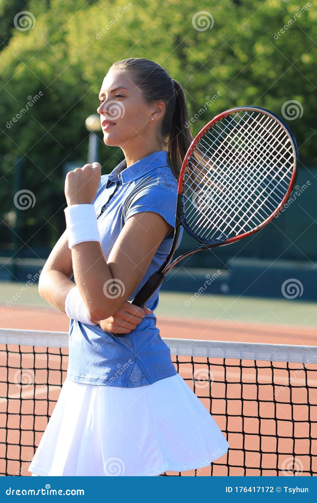 Jogador De Tênis Feminino Mostrando Sim, Gesto Depois De Ganhar O Jogo Bem  Sucedido Foto de Stock - Imagem de comemore, retrato: 176417172