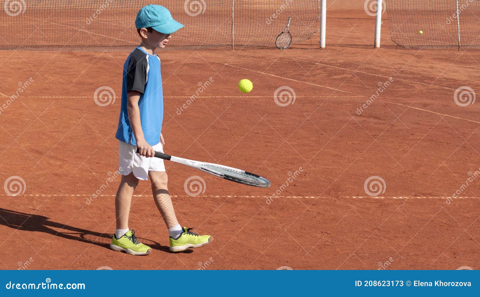 Jogador De Tênis Infantil Joga Com Bola E Raquete No Campo