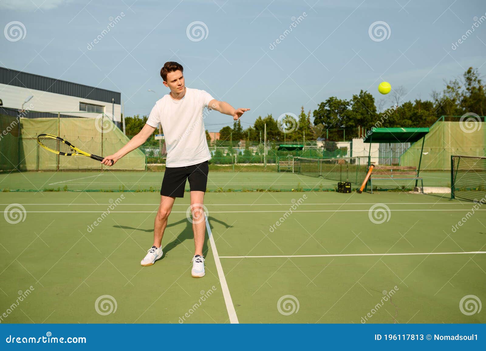Jogador de tênis masculino ãƒâƒã‚â'ãƒâ‚ã‚â oncentrado no jogo. homem espera  o arremesso bater a bola de volta