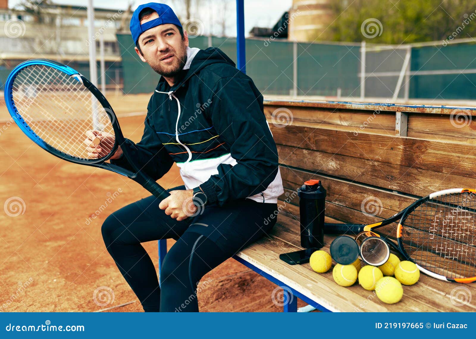 Jogador De Tênis Masculino Sentado No Banco Com Uma Raquete Aglutando Na  Quadra De Tênis Preparando-se Para O Jogo. Jogador De Tên Imagem de Stock -  Imagem de rede, povos: 219197677