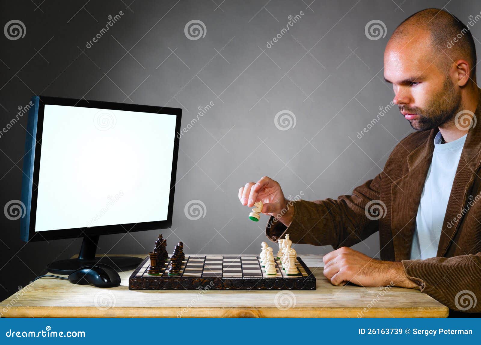 Jogador De Xadrez Humano Contra O Computador Imagem de Stock - Imagem de  careca, coroa: 26163739