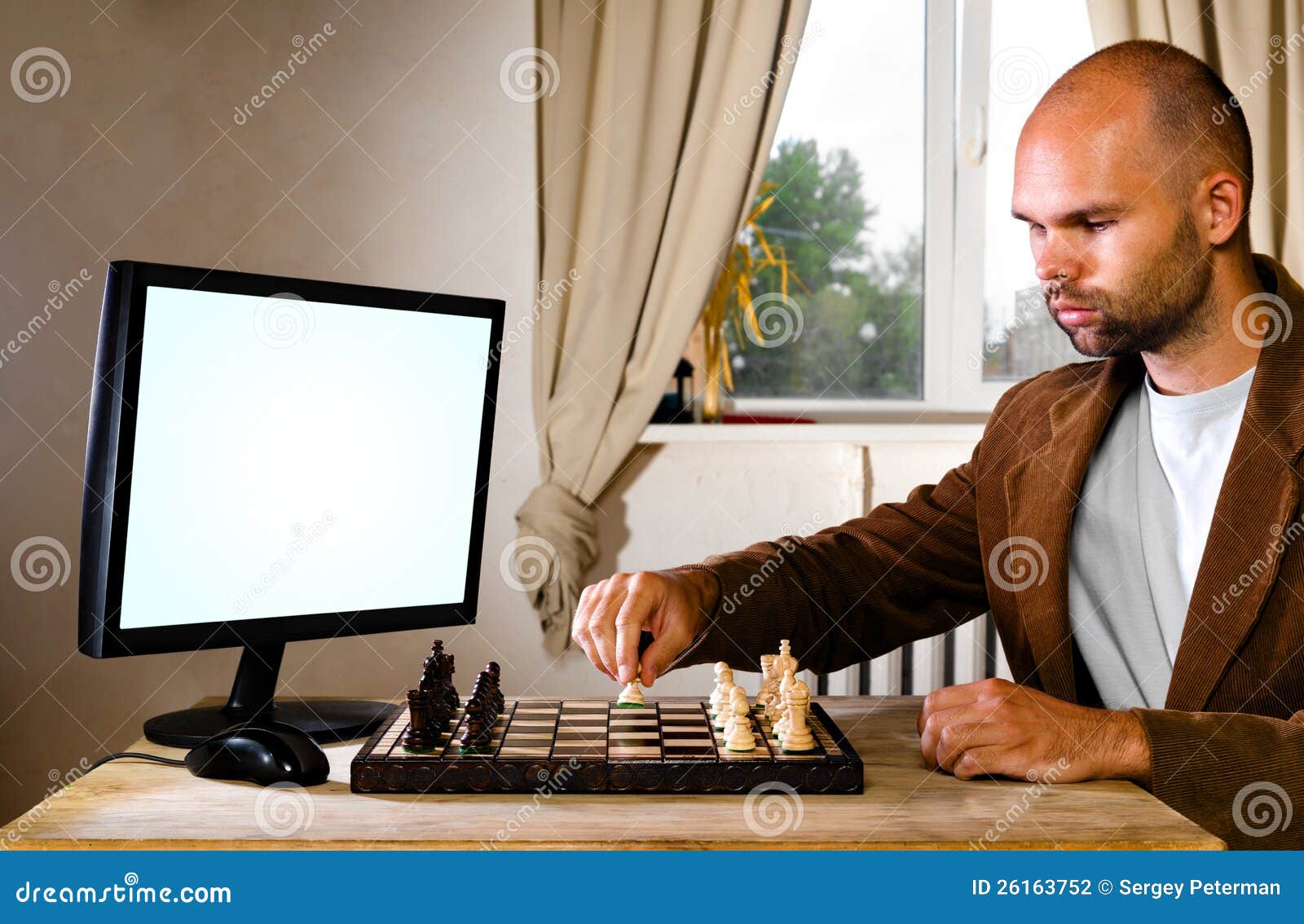 Jogador De Xadrez Humano Contra O Computador Foto de Stock - Imagem de  estratégia, caucasiano: 26163752