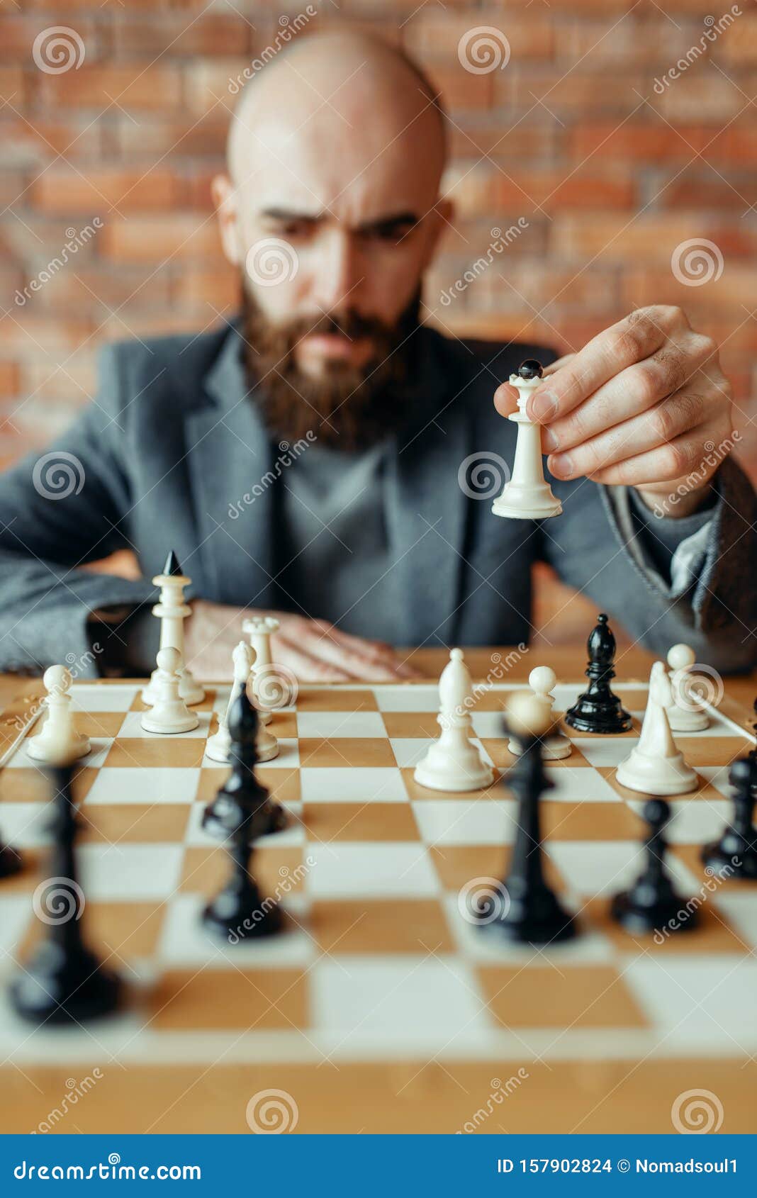 Jogador De Xadrez Tocando Figuras Brancas, Movimento Rainha Foto