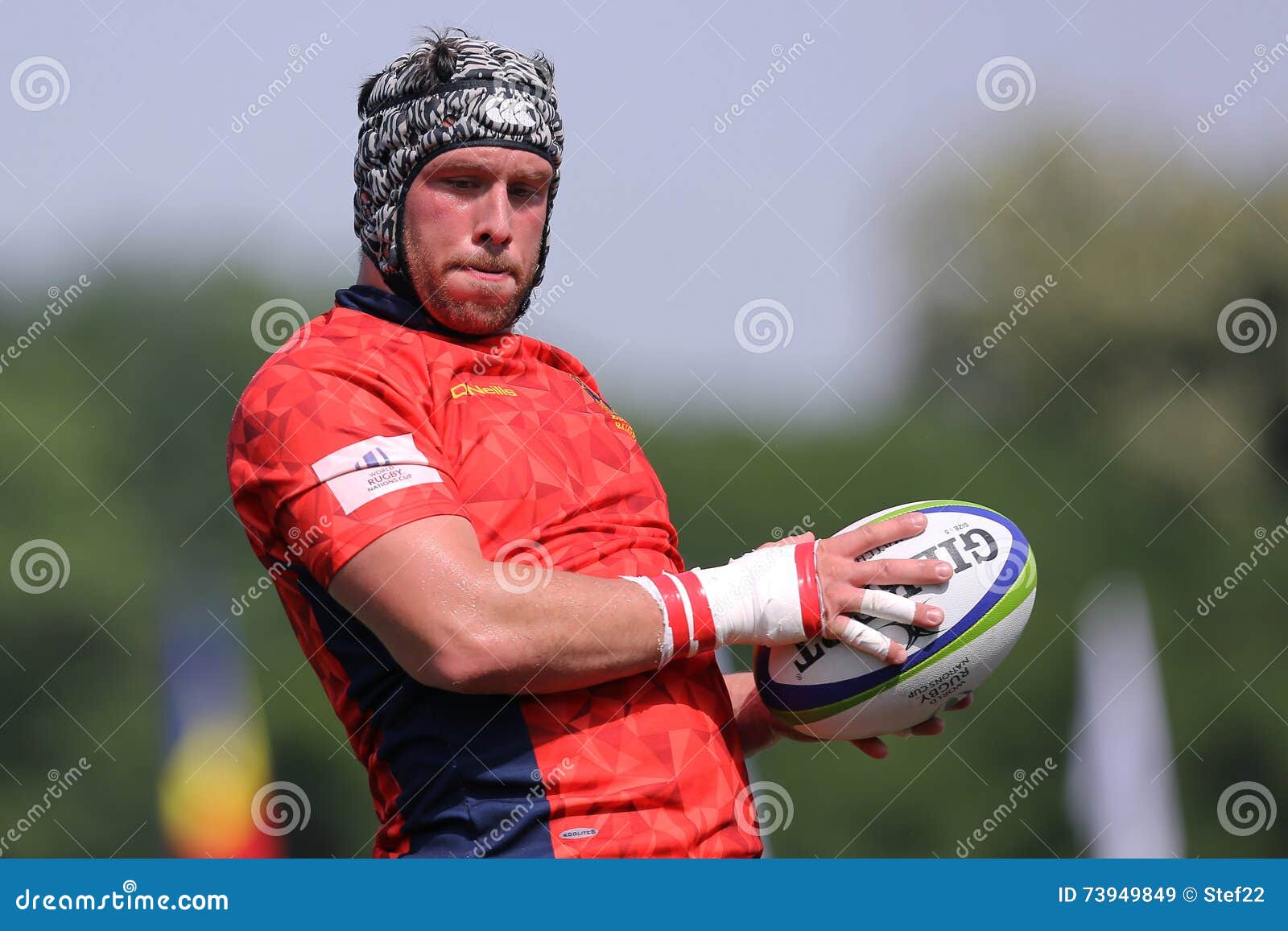 Jogador de rugby que corre com a bola