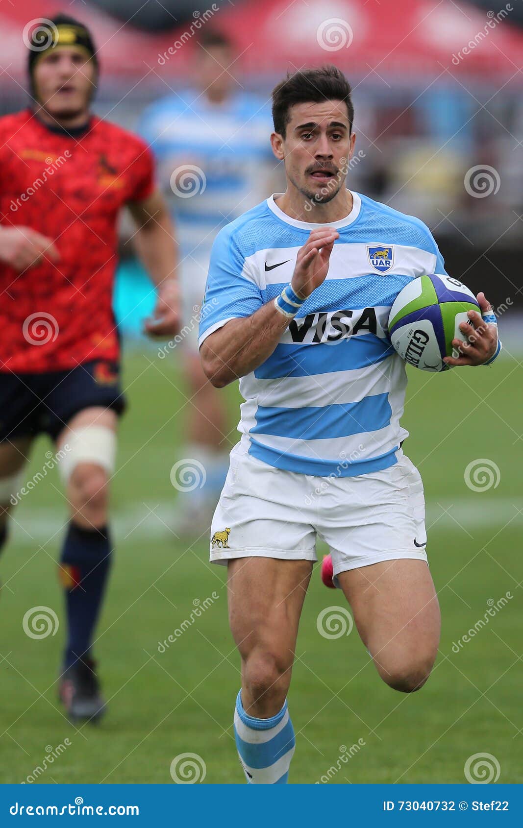 Jogador de rugby que corre com a bola