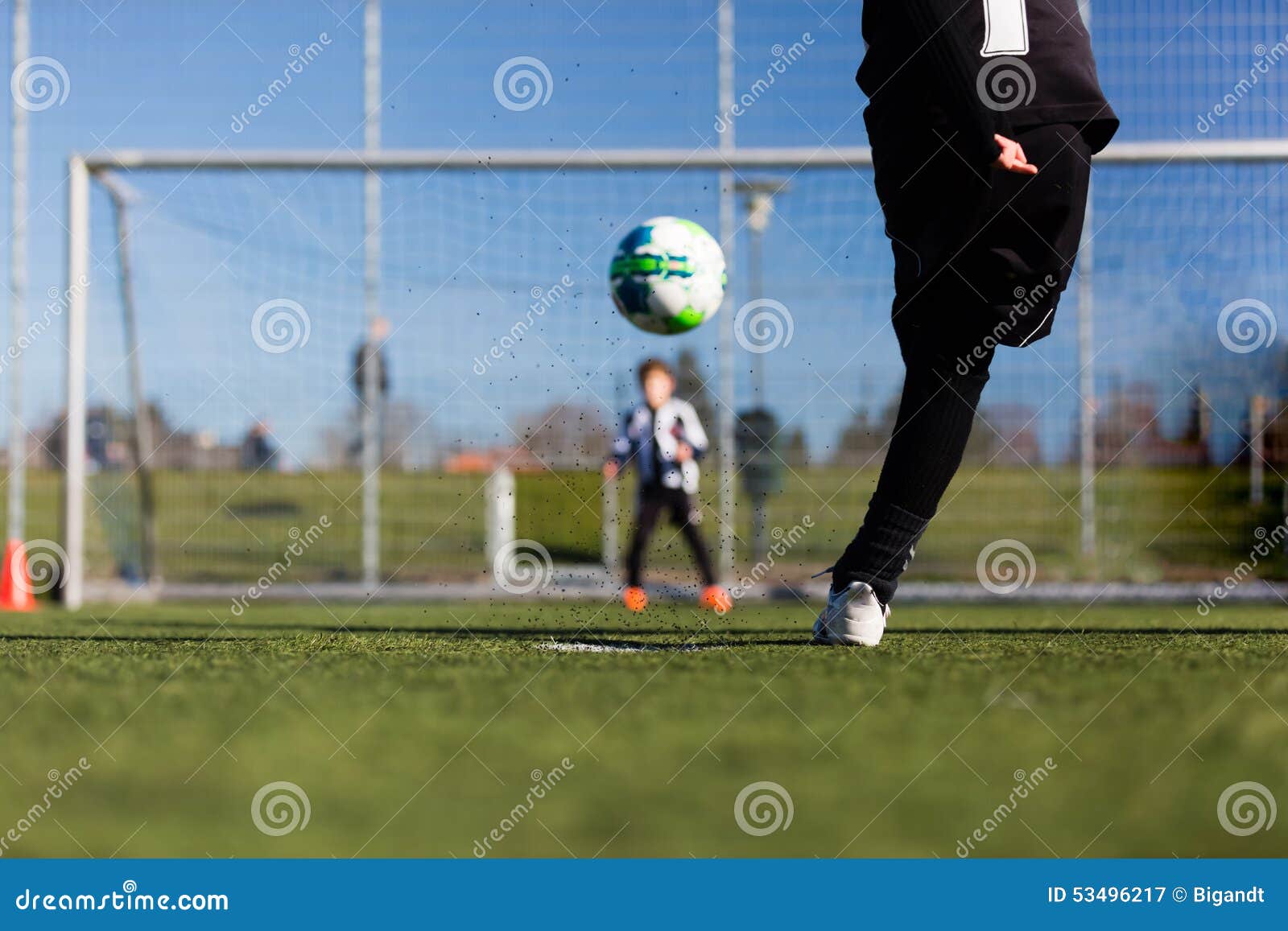 Jogador E Goleiros De Futebol Durante O Tiroteio Da Pena Imagem de