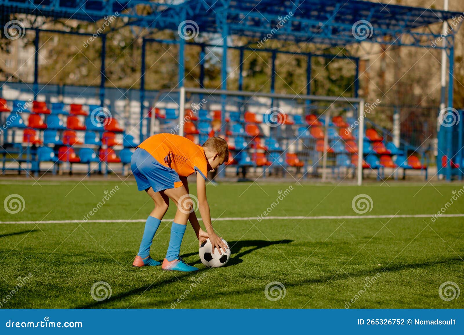 Homens Jogando Futebol No Campo De Grama Verde · Foto profissional gratuita